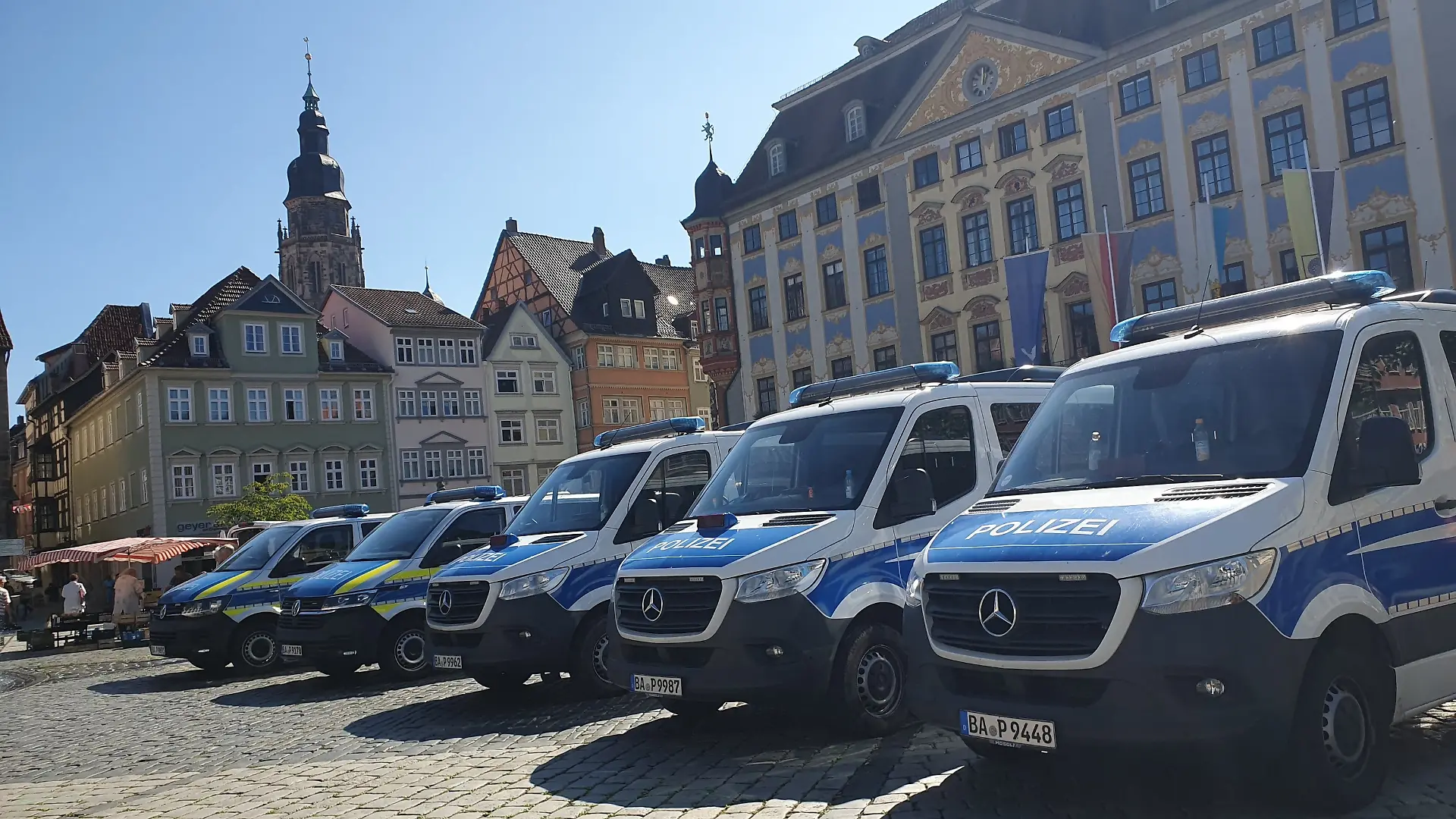 15.09.2026, Bayern, Coburg: Polizeifahrzeuge stehen in der Coburger Innenstadt.
Ein vermummter Mann soll in Oberfranken einen 45-Jährigen bei einer Party getötet haben und anschließend geflüchtet sein. Er habe das Opfer mit einem stumpfen Gegenstand geschlagen und ihm eine Stichverletzung am Oberkörper zugefügt, teilten Polizei und Staatsanwaltschaft mit. Laut den Behörden bestehe keine konkrete Gefahr für die Bevölkerung. Foto: Pia Bayer/dpa +++ dpa-Bildfunk +++