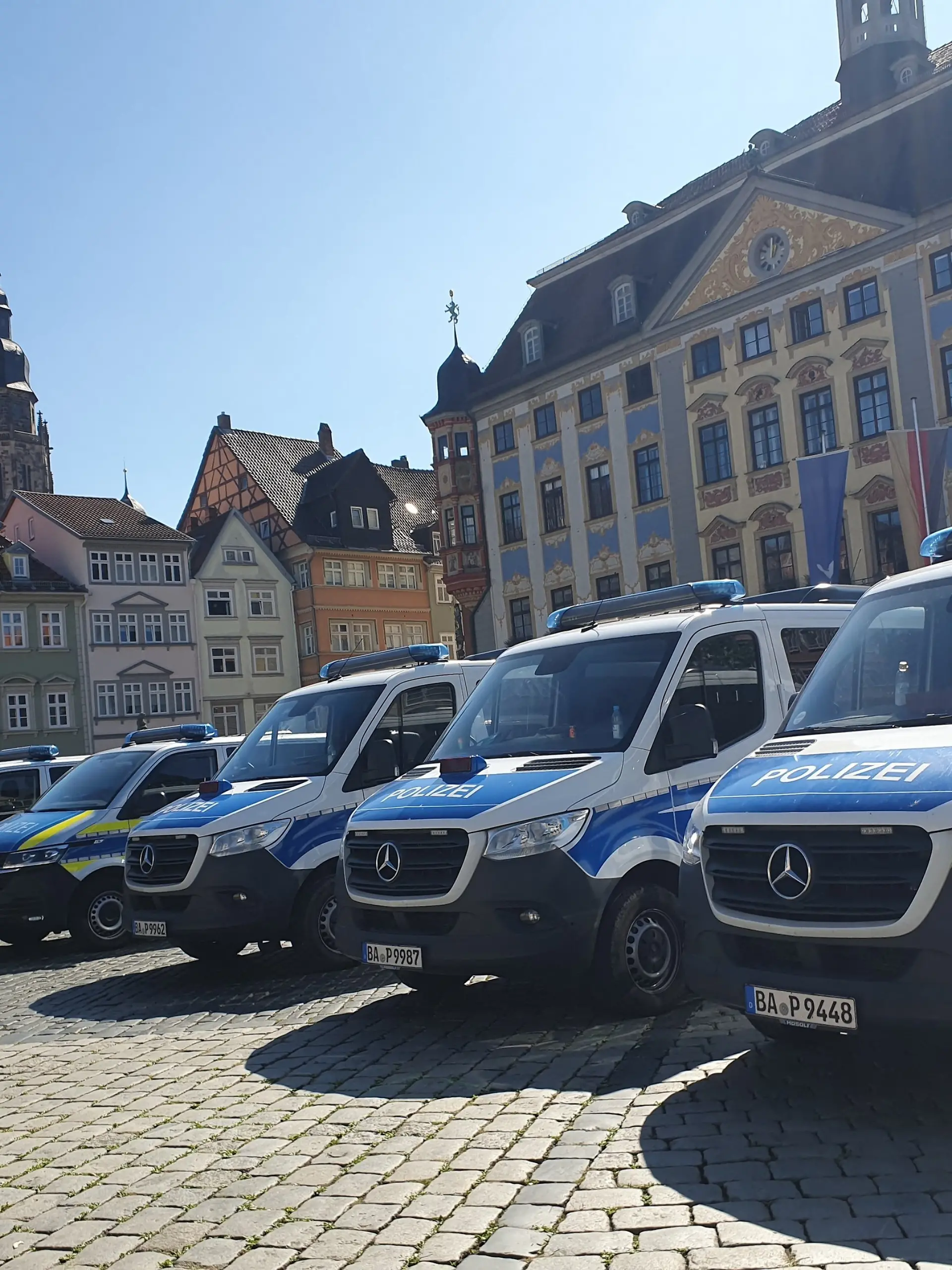 15.09.2026, Bayern, Coburg: Polizeifahrzeuge stehen in der Coburger Innenstadt.
Ein vermummter Mann soll in Oberfranken einen 45-Jährigen bei einer Party getötet haben und anschließend geflüchtet sein. Er habe das Opfer mit einem stumpfen Gegenstand geschlagen und ihm eine Stichverletzung am Oberkörper zugefügt, teilten Polizei und Staatsanwaltschaft mit. Laut den Behörden bestehe keine konkrete Gefahr für die Bevölkerung. Foto: Pia Bayer/dpa +++ dpa-Bildfunk +++