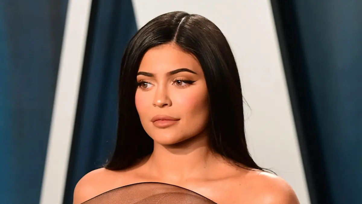 ARCHIV - 09.02.2020, USA, Los Angeles: Selfmade-Milliardärin Kylie Jenner kommt zur Vanity Fair Oscar Party am Rande der 92. Verleihung der Academy Awards. Das US-Wirtschaftsmagazin «Forbes» hatte Jenner 2019 zur jüngsten Selfmade-Milliardärin gekürt. (zu dpa "Kylie Jenner doch keine Milliardärin? - Forbes und Jenner im Zoff") Foto: Ian West/PA Wire/dpa +++ dpa-Bildfunk +++