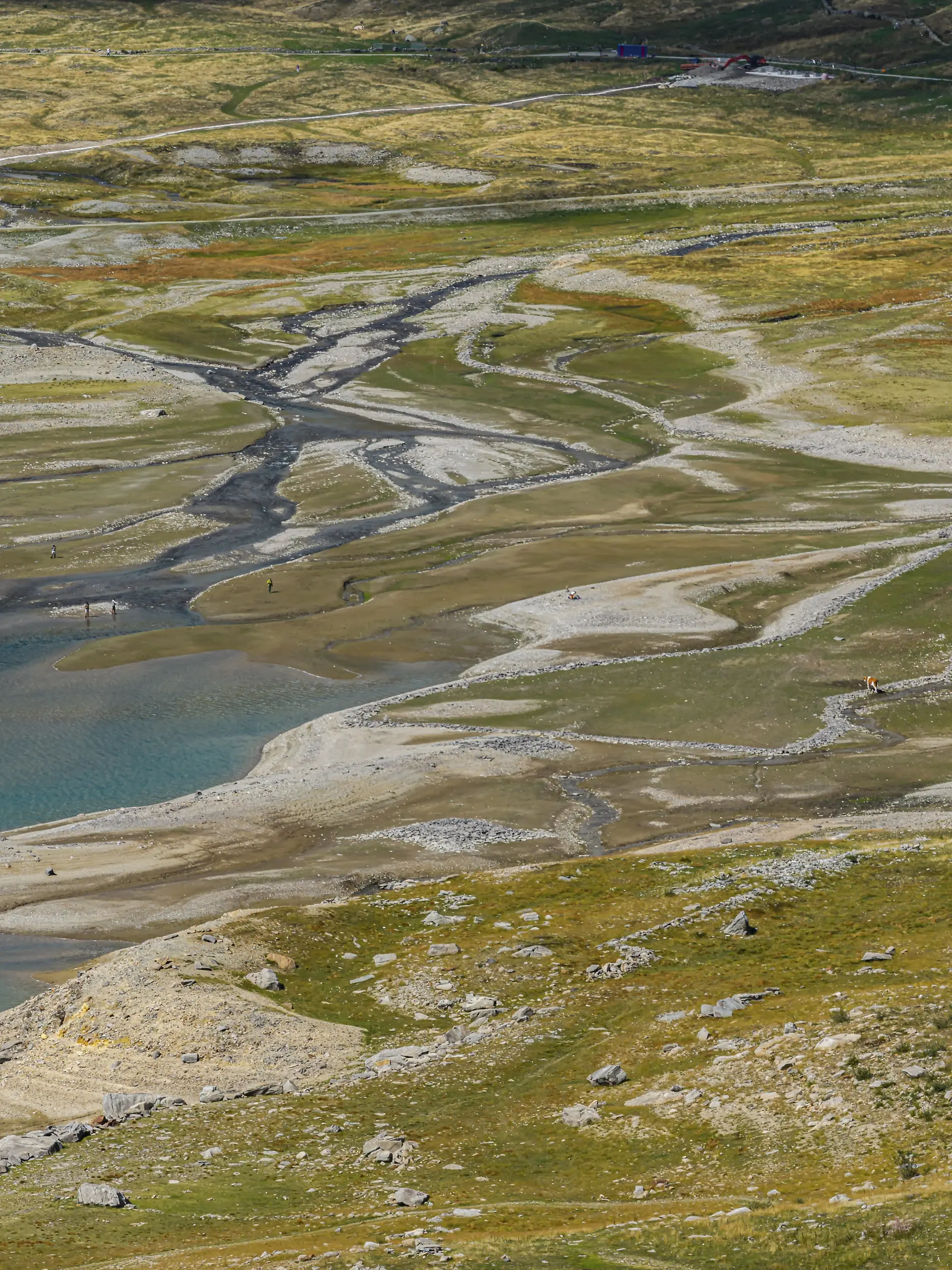 Lago di Montespluga. 1.876 Meter hoch gelegener Stausee in der italienischen Region Lombardei am Splügenpass. Seit einigen Jahren fehlen am Lago di Montespluga ausreichende Niederschläge. Der See fällt im Sommer fast trocken. Der Klimawandel beeinträchtigt die Stromerzeugung aus Wasserkraft, aber auch den Tourismus. Madesimo, Kanton Graubünden, Schweiz