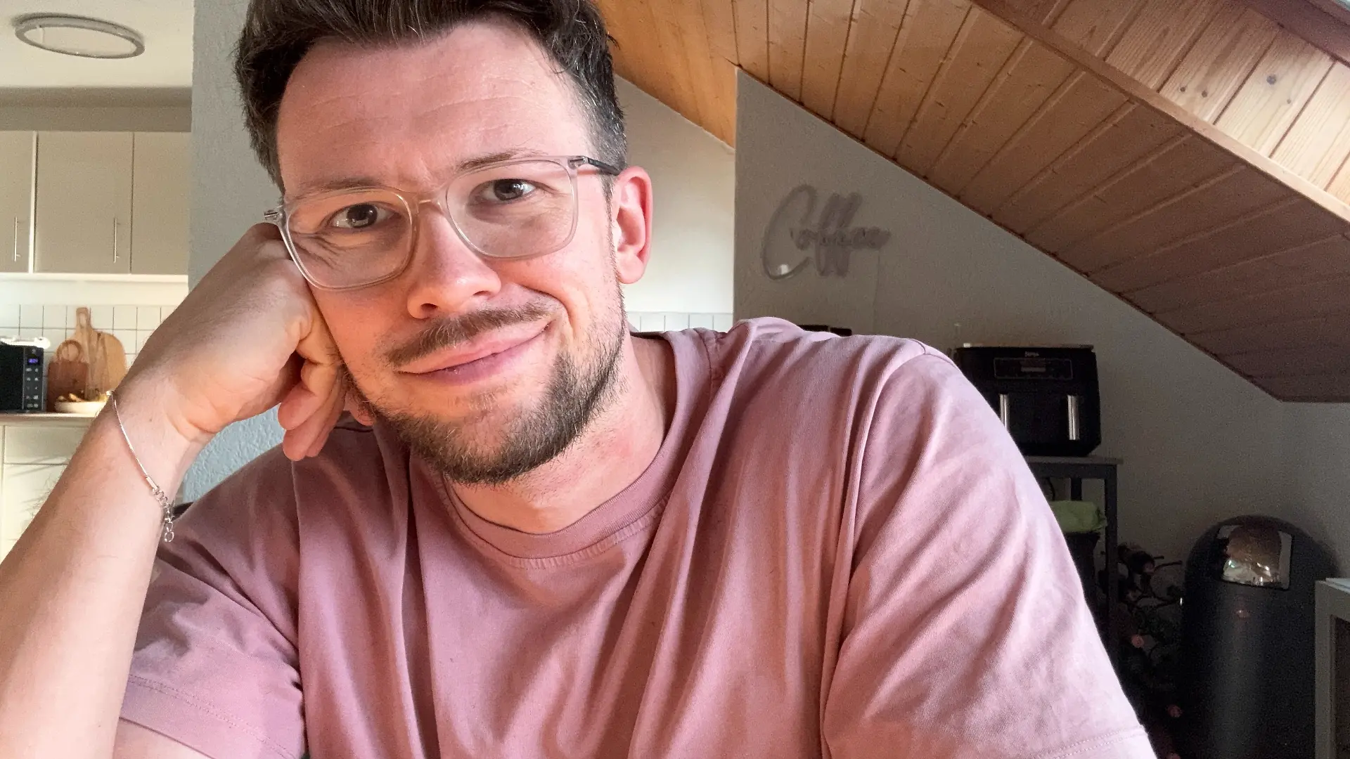 Max in seinem „Internetbeichte”-Setting