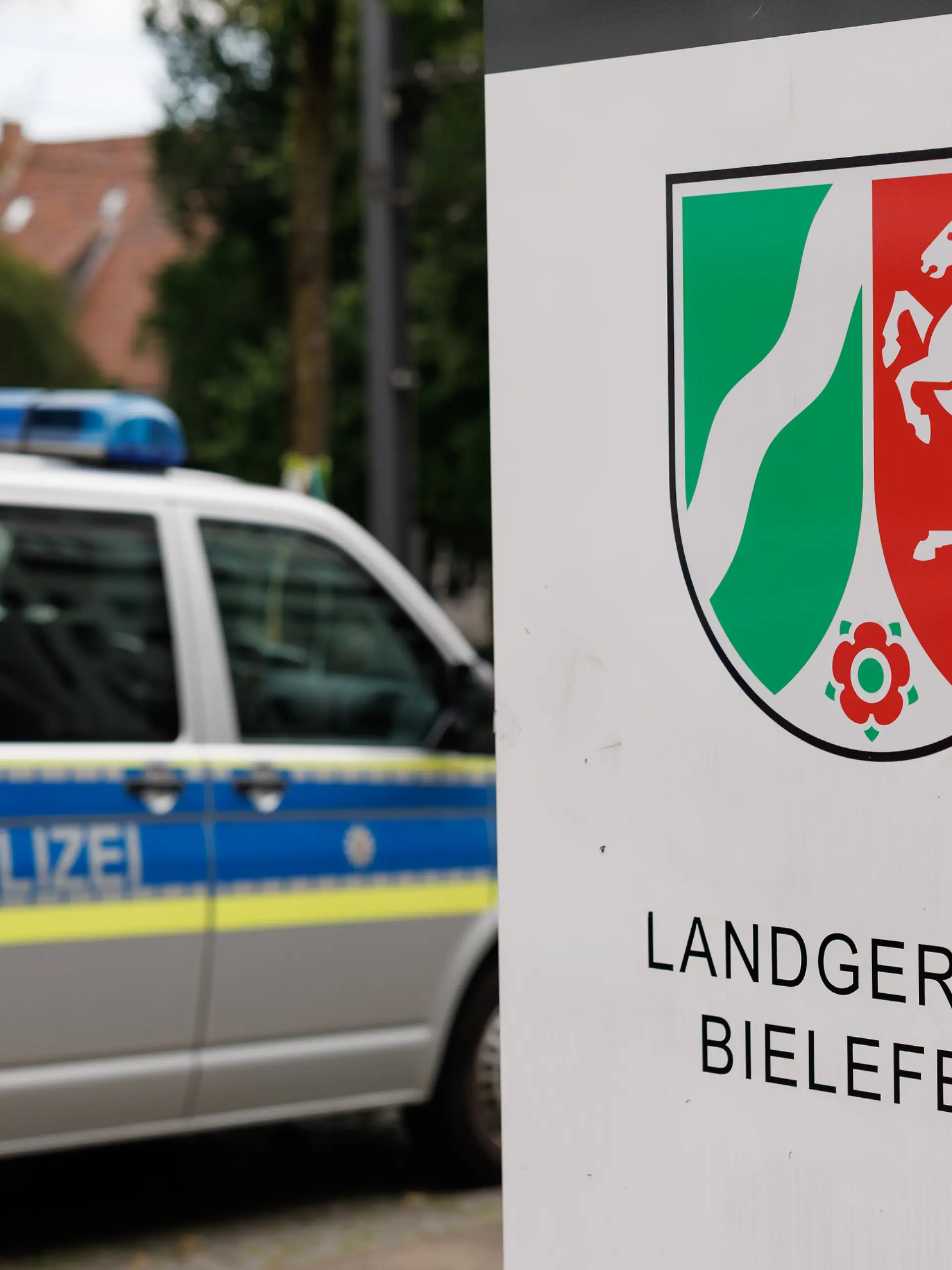 ARCHIV - 05.08.2025, Nordrhein-Westfalen, Bielefeld: Ein Fahrzeug der Polizei steht vor dem Landgericht Bielefeld. (zu dpa: «Vier Angeklagte: Tränengas und Fixierungen vor Gericht») Foto: Friso Gentsch/dpa +++ dpa-Bildfunk +++