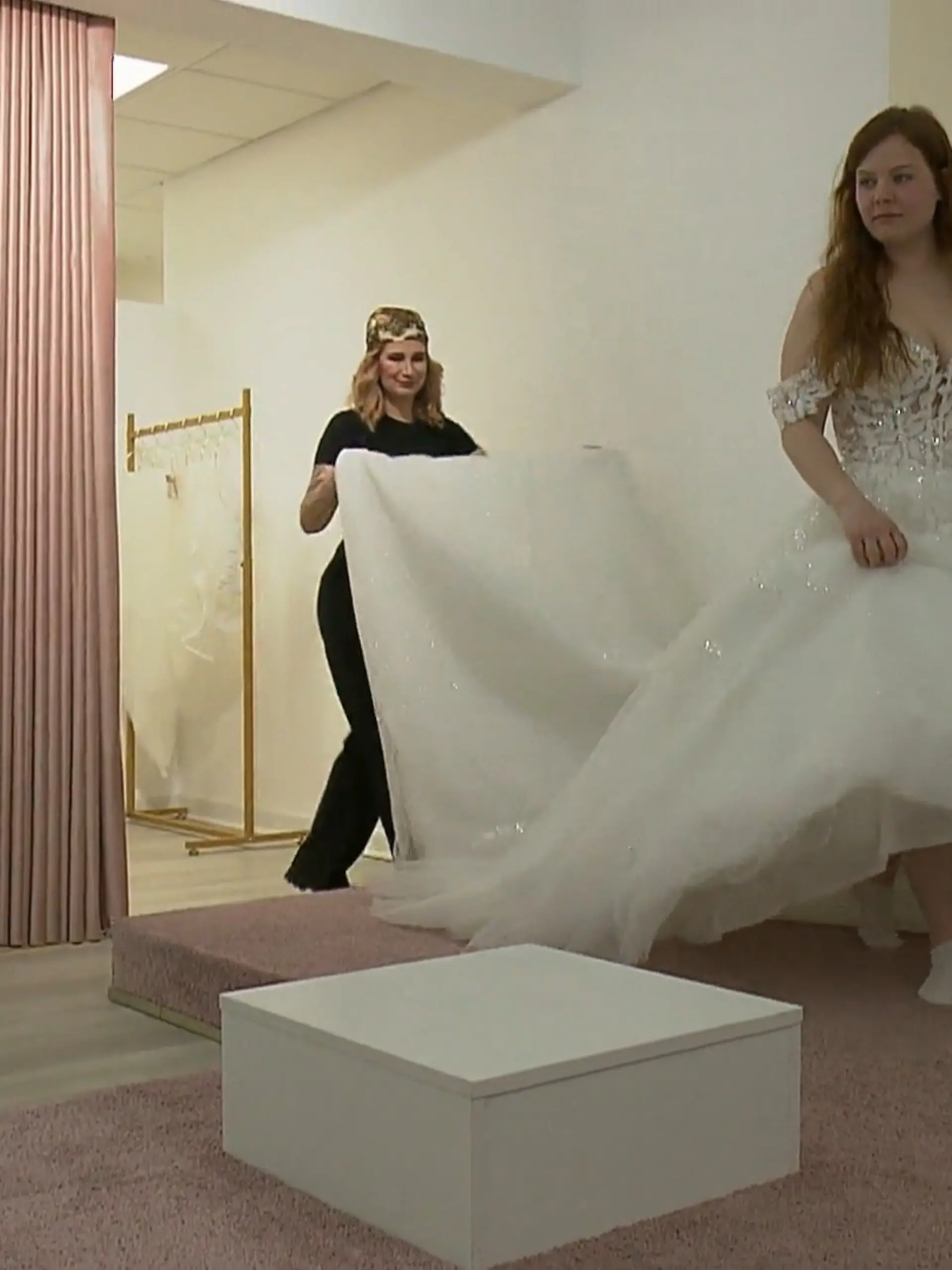 Bild zu: "Mädchentraum mit 3-Meter-Schleppe: Ist das Leonis Kleid?"