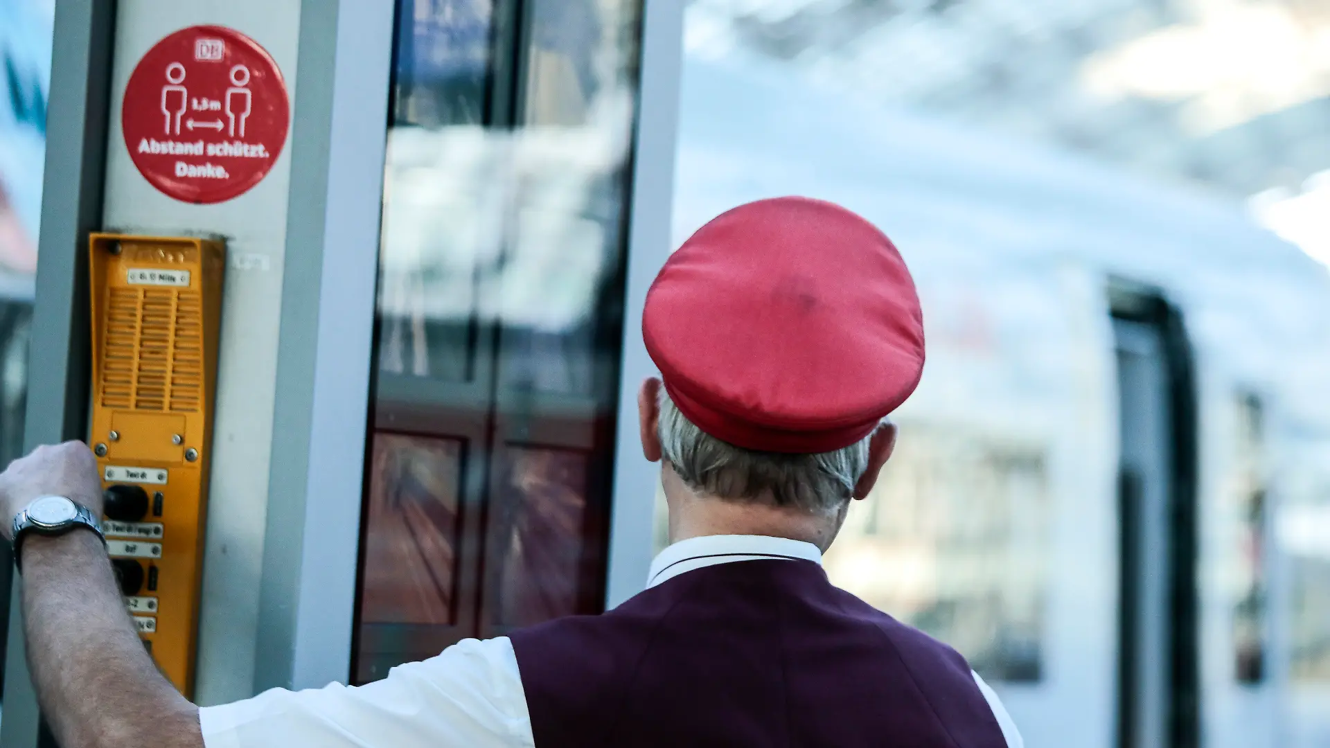 Ein Schaffner gibt ein Abfahrtszeichen für einen ICE auf dem Bahnsteig im Berliner Hauptbahnhof. (zu dpa: «Hubig will härtere Strafen für Gewalt gegen Bahn-Mitarbeiter») +++ dpa-Bildfunk +++