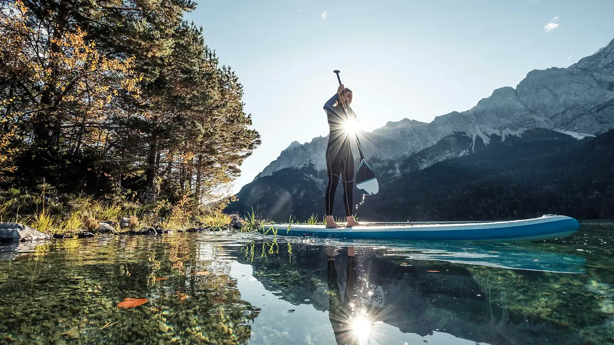 Germany, Bavaria, Garmisch Partenkirchen, Young woman stand up paddling on Lake Eibsee model released Symbolfoto WFF00472