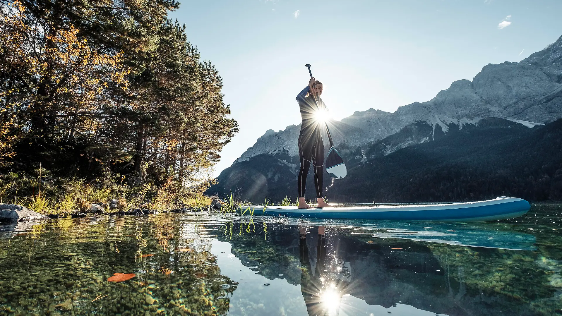 Germany, Bavaria, Garmisch Partenkirchen, Young woman stand up paddling on Lake Eibsee model released Symbolfoto WFF00472