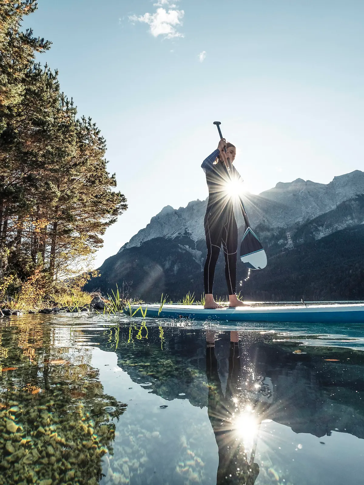 Germany, Bavaria, Garmisch Partenkirchen, Young woman stand up paddling on Lake Eibsee model released Symbolfoto WFF00472 
