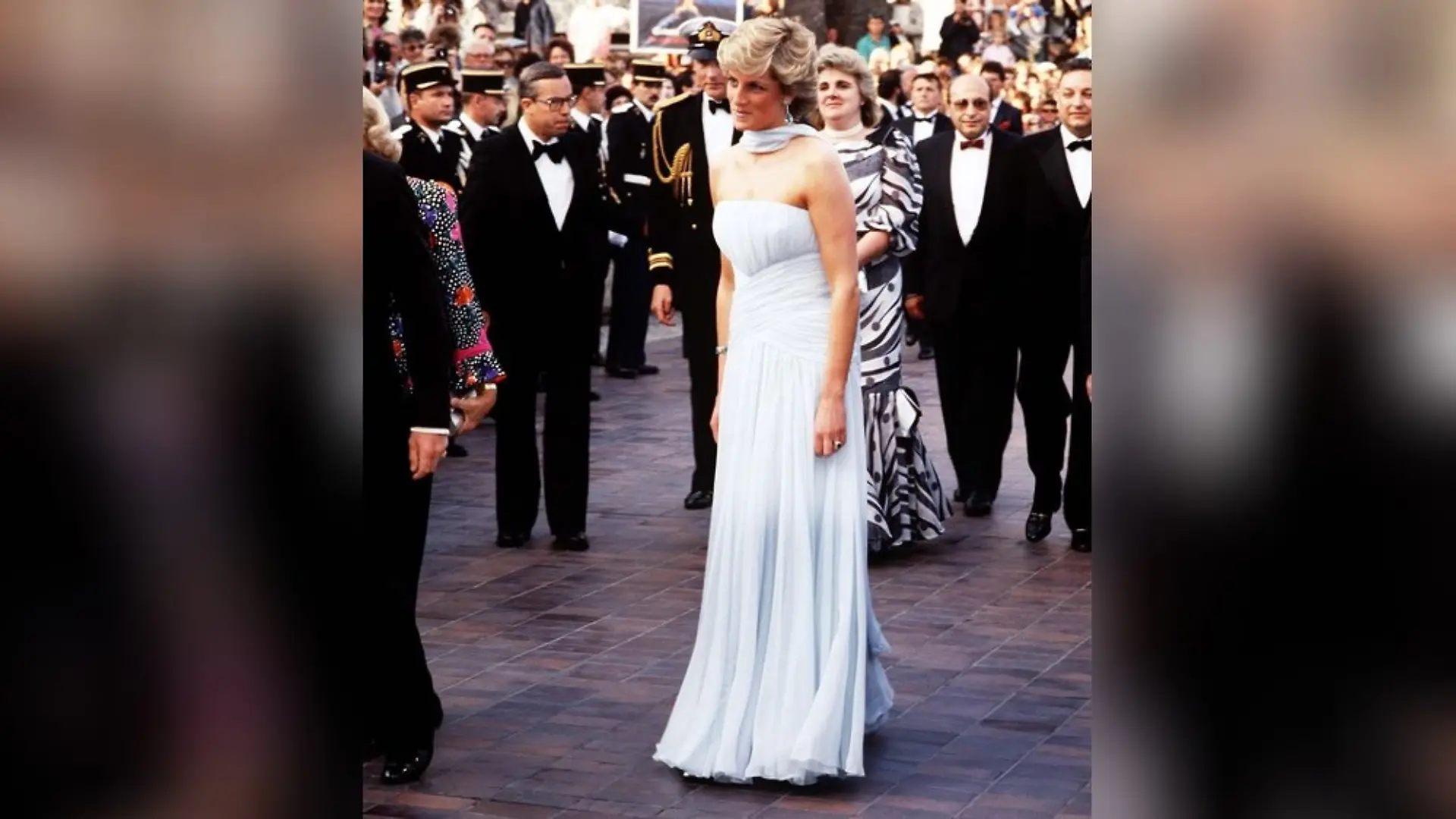 Auch dieses Kleid, das Prinzessin Diana 1987 in Cannes trug, wurde aus Blumen nachgebildet.