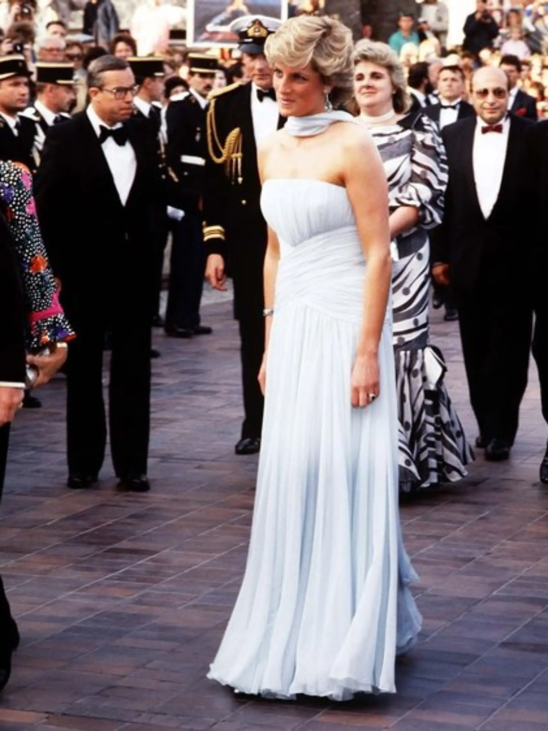 Auch dieses Kleid, das Prinzessin Diana 1987 in Cannes trug, wurde aus Blumen nachgebildet.