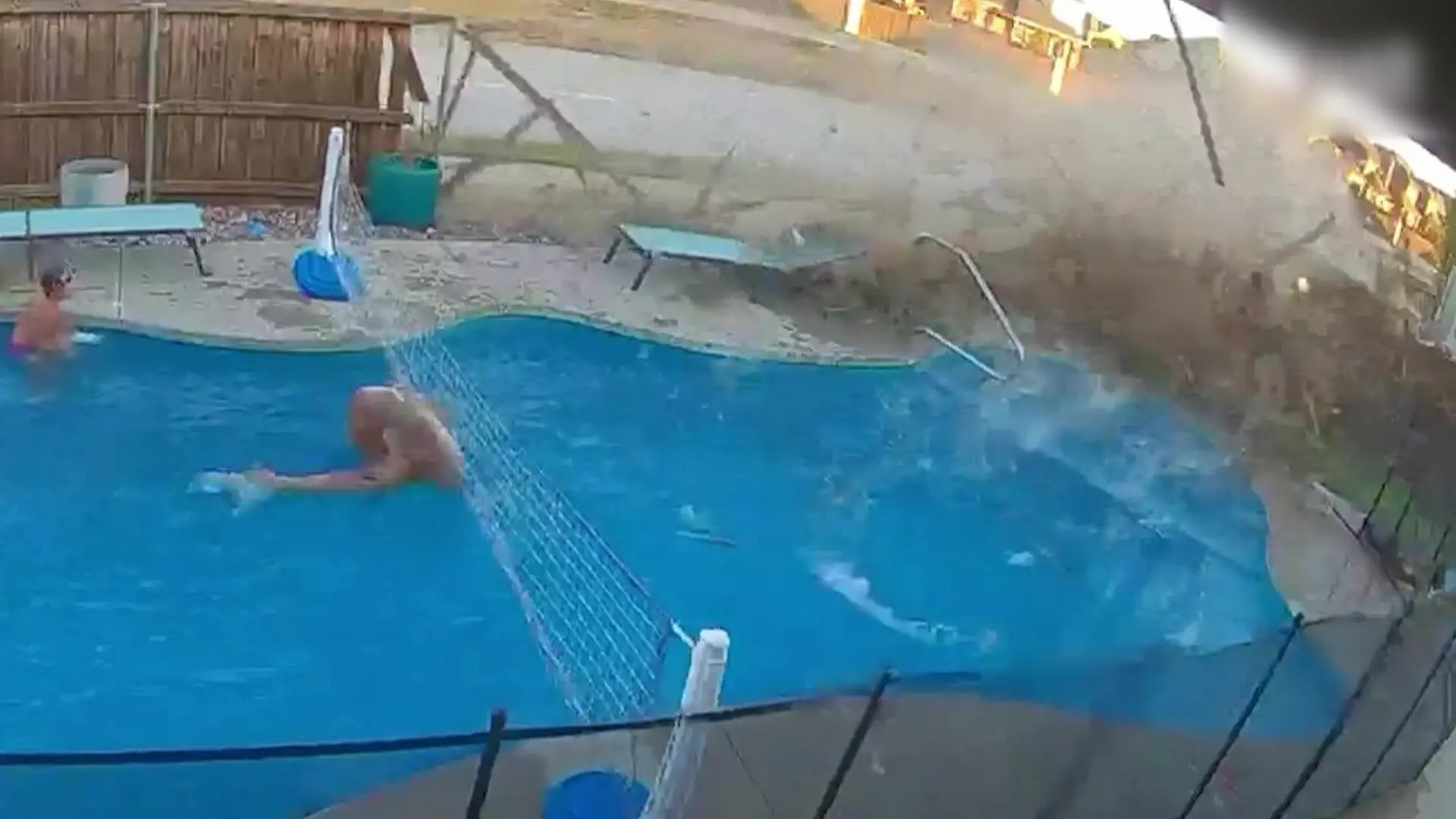 Kinder planschen im Pool – plötzlich schießt Auto durch Gartenzaun! Zweijährige knapp verfehlt