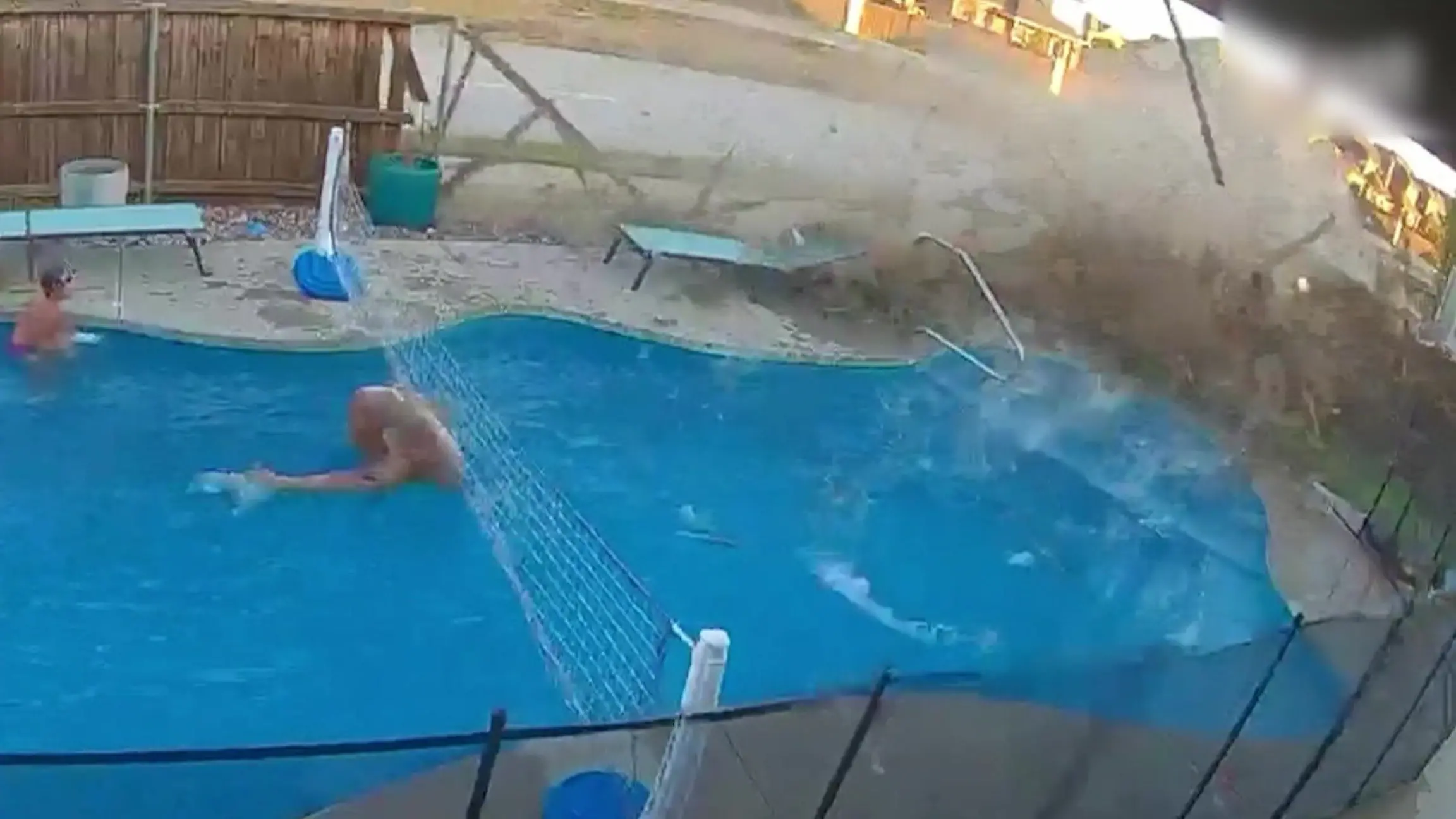 Kinder planschen im Pool – plötzlich schießt Auto durch Gartenzaun! Zweijährige knapp verfehlt