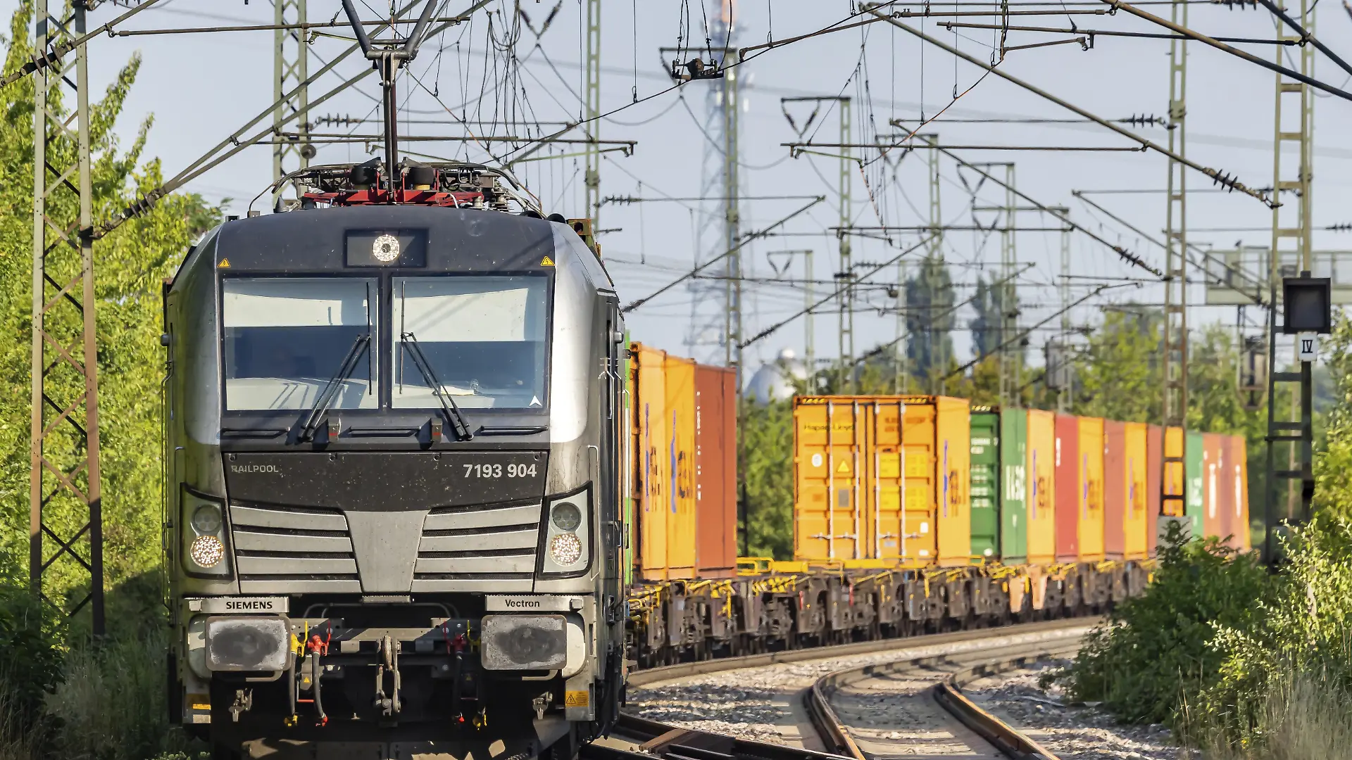 Güterzug mit Frachtcontainern unterwegs auf der Schusterbahn, einer Umfahrung des Stuttgarter Hauptbahnhof. Vorwiegend wird die Strecke von Güterzügen genutzt. Stuttgart, Baden-Württemberg, Deutschland