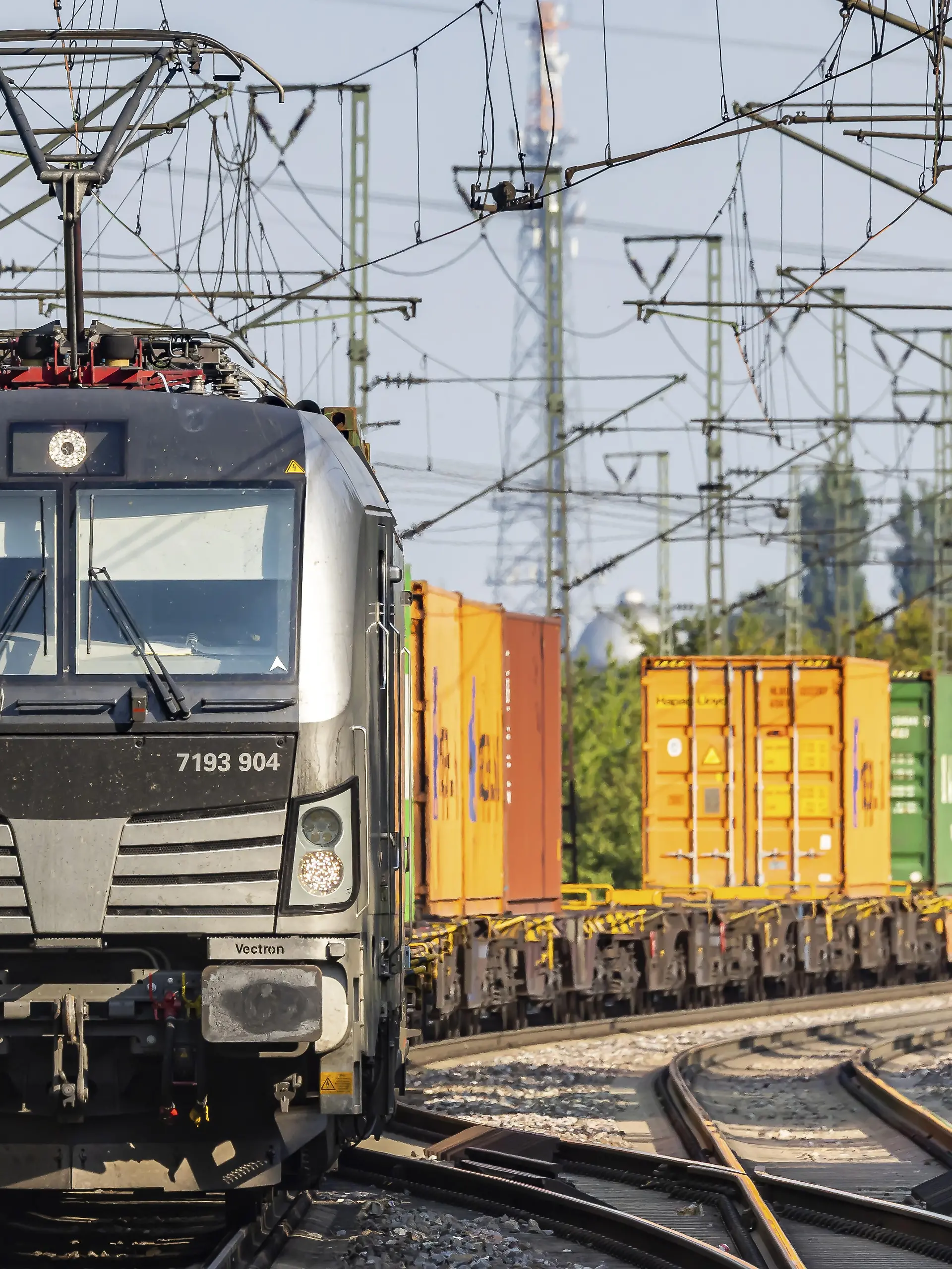 Güterzug mit Frachtcontainern unterwegs auf der Schusterbahn, einer Umfahrung des Stuttgarter Hauptbahnhof. Vorwiegend wird die Strecke von Güterzügen genutzt. Stuttgart, Baden-Württemberg, Deutschland