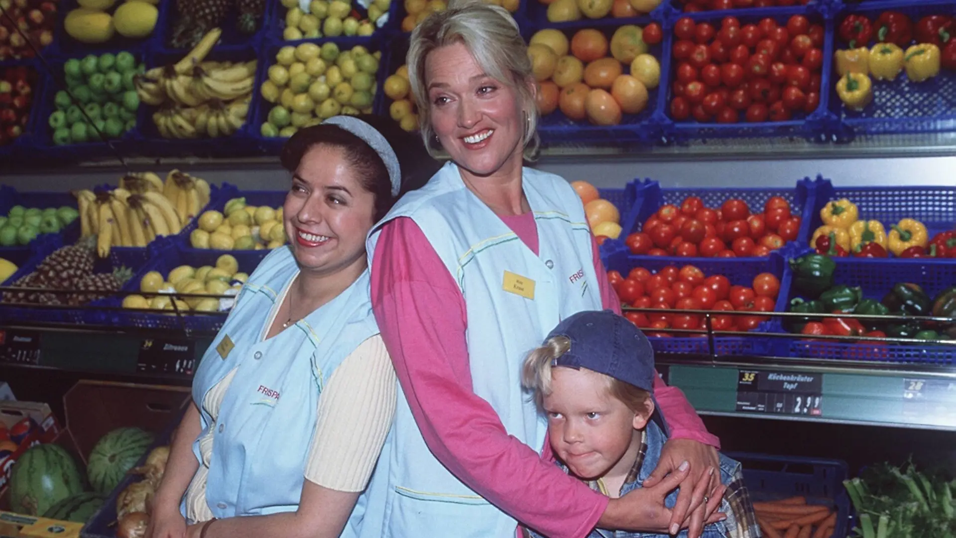 Bildnummer: 56895299 Datum: 01.06.1999 Copyright: imago/teutopress
v.l.: Franziska Traub, Gaby Köster, Marius Theobald in Ritas Welt (RTL) 06/99 pp Frau TV Fernsehen Kabarett Entertainment Komik Comedy Comedyserie Szene Filmszene Verkleidung Kittel RTL Laden Geschäft stehend Obst Gemüse früchte Stand lächelnd Ware Produkt halb quer People A xcb x0x 1999 quer
56895299 Date 01 06 1999 Copyright Imago V l Franziska Traub Gaby Köster Marius Theobald in World RTL 06 99 PP Woman TV Television Cabaret Entertainment comic Comedy Comedy Series Scene Filmmaking Covering Kittel RTL shop Business standing Fruit Vegetables Fruit stand smiling Goods Product half horizontal Celebrities a x0x 1999 horizontal