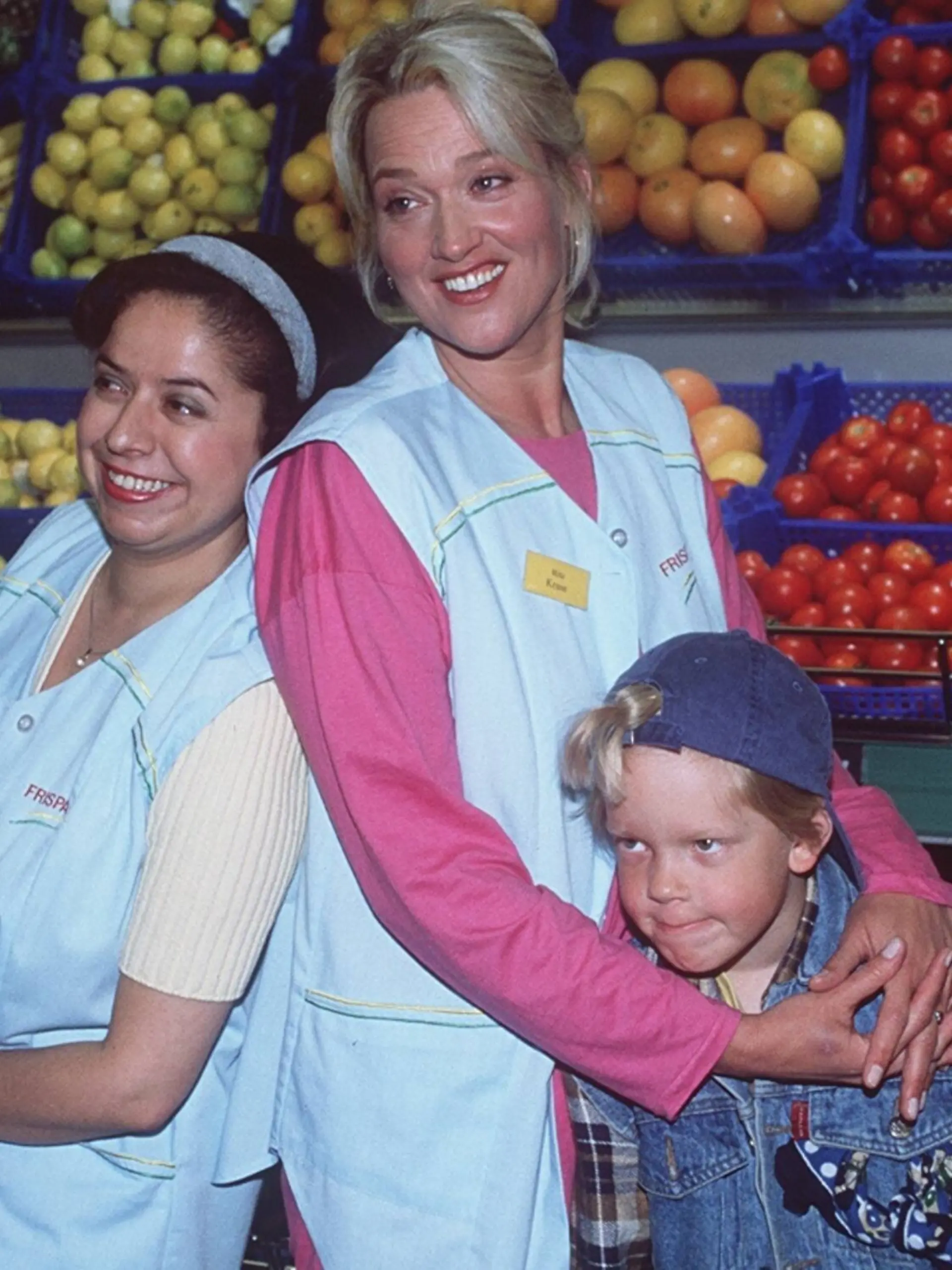 Bildnummer: 56895299 Datum: 01.06.1999 Copyright: imago/teutopress
v.l.: Franziska Traub, Gaby Köster, Marius Theobald in Ritas Welt (RTL) 06/99 pp Frau TV Fernsehen Kabarett Entertainment Komik Comedy Comedyserie Szene Filmszene Verkleidung Kittel RTL Laden Geschäft stehend Obst Gemüse früchte Stand lächelnd Ware Produkt halb quer People A xcb x0x 1999 quer
56895299 Date 01 06 1999 Copyright Imago V l Franziska Traub Gaby Köster Marius Theobald in World RTL 06 99 PP Woman TV Television Cabaret Entertainment comic Comedy Comedy Series Scene Filmmaking Covering Kittel RTL shop Business standing Fruit Vegetables Fruit stand smiling Goods Product half horizontal Celebrities a x0x 1999 horizontal