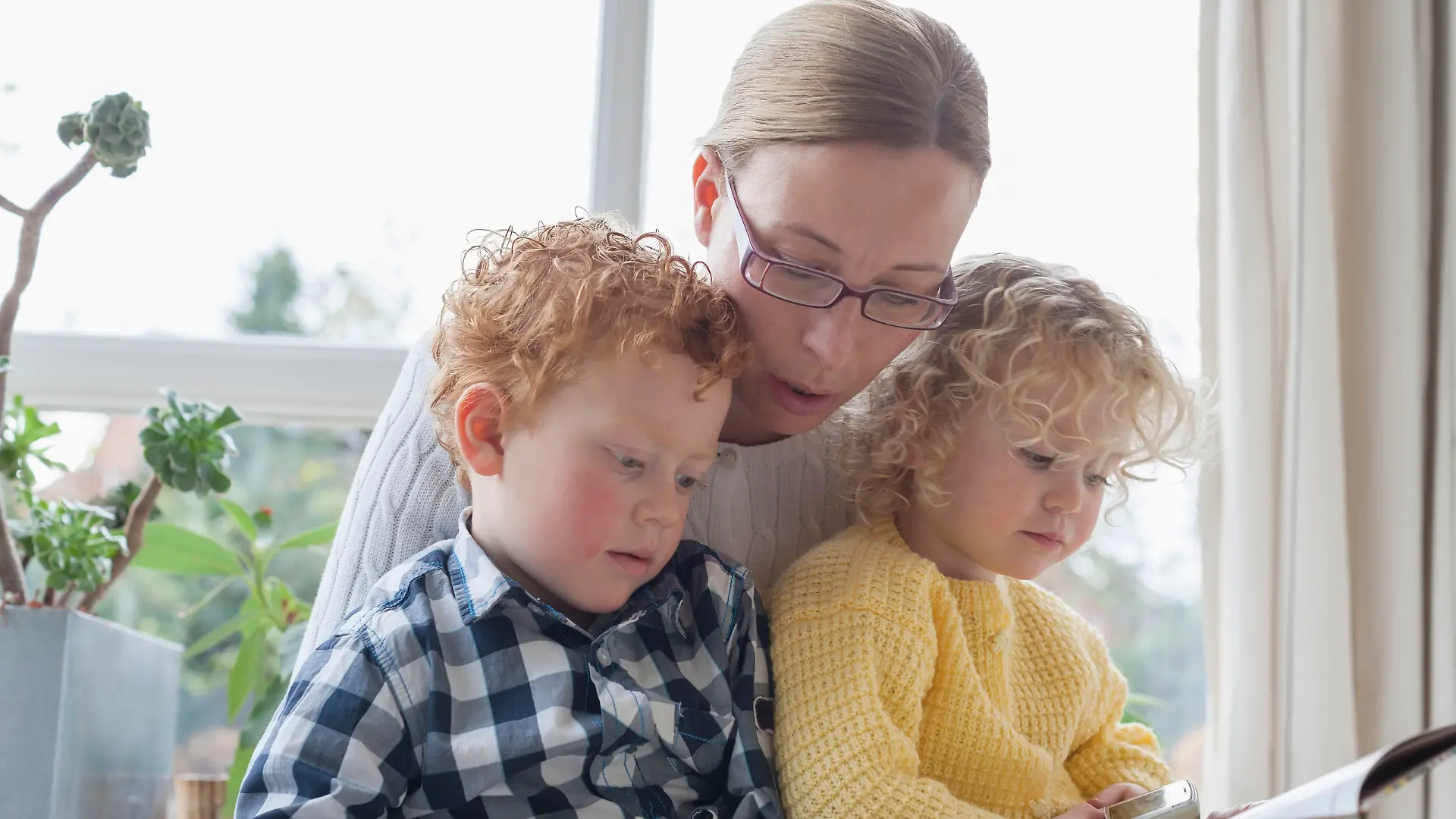 Mutter liest Kindern etwas vor