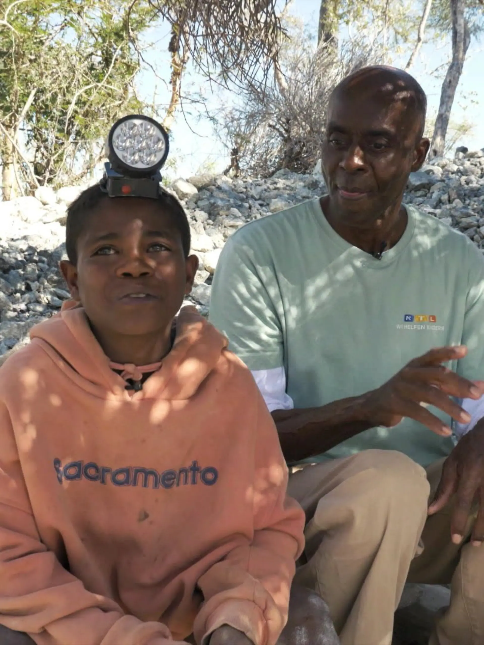 Für „RTL – Wir helfen Kindern“ reist Bruce Darnell nach Madagaskar und erlebt dort, wie schon Fünfjährige in Mica-Minen arbeiten.