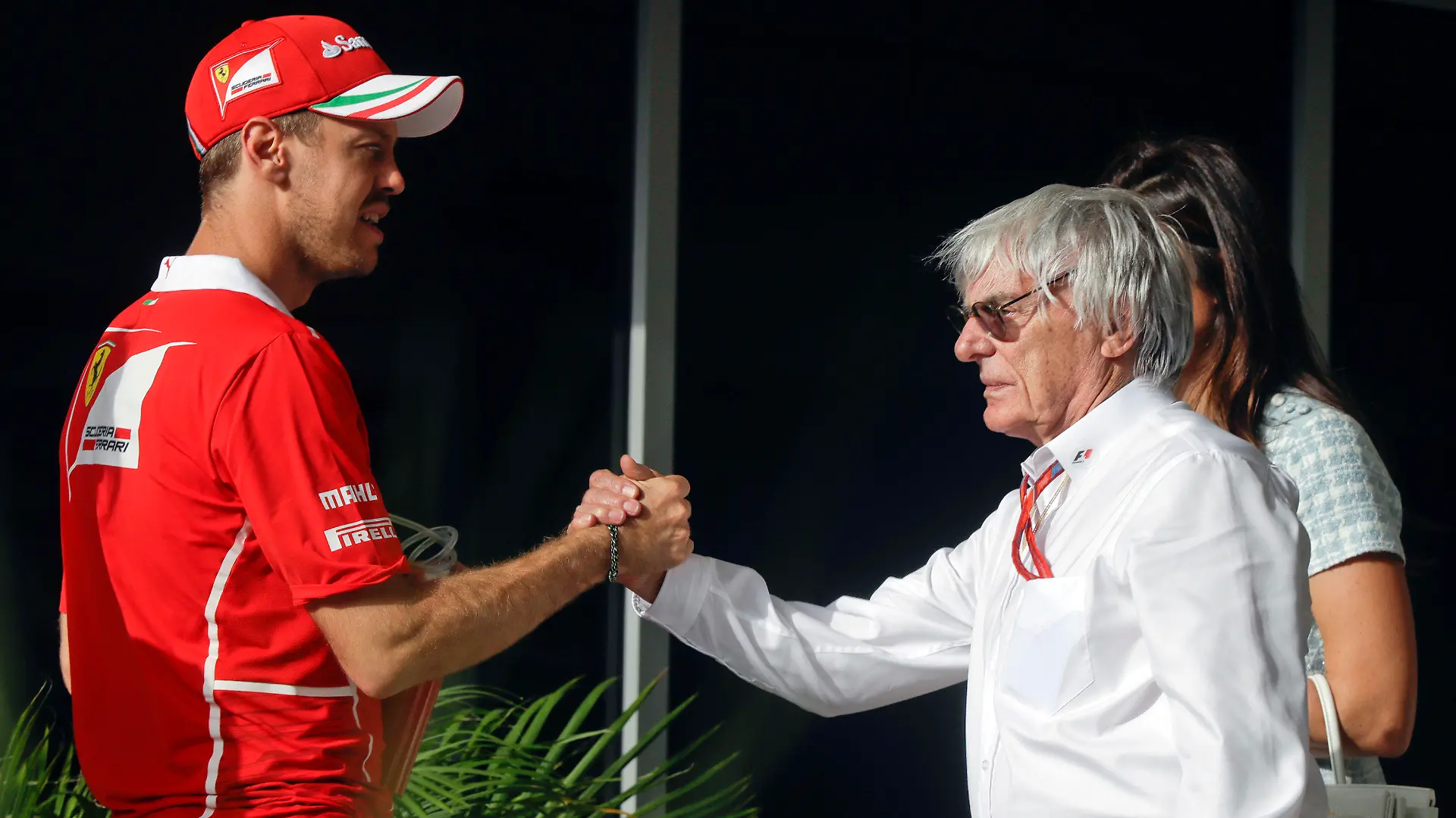 ARCHIV - 16.04.2017, Bahrain, Sakhir: Motorsport: Formel-1-Weltmeisterschaft, Grand Prix von Bahrain in as-Sachir (Bahrain). Der ehemalige Geschäftsführer der Formel-1, Bernie Ecclestone (r) begrüßt den deutschen Formel-1-Fahrer Sebastian Vettel vom Team Scuderia Ferrari im Fahrerlager. Foto: Luca Bruno/AP/dpa +++ dpa-Bildfunk +++