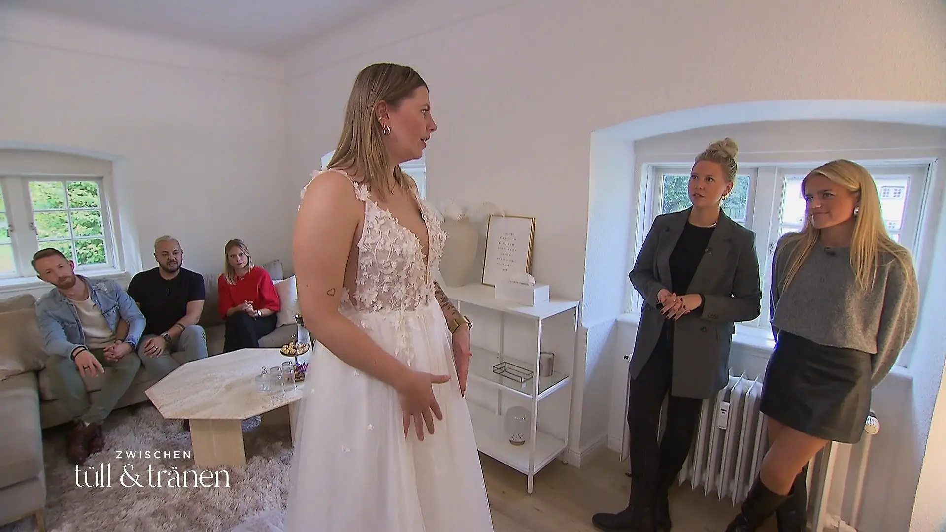 Findet Sarah auch ohne ihren Freund das Traumkleid? Große Hürde