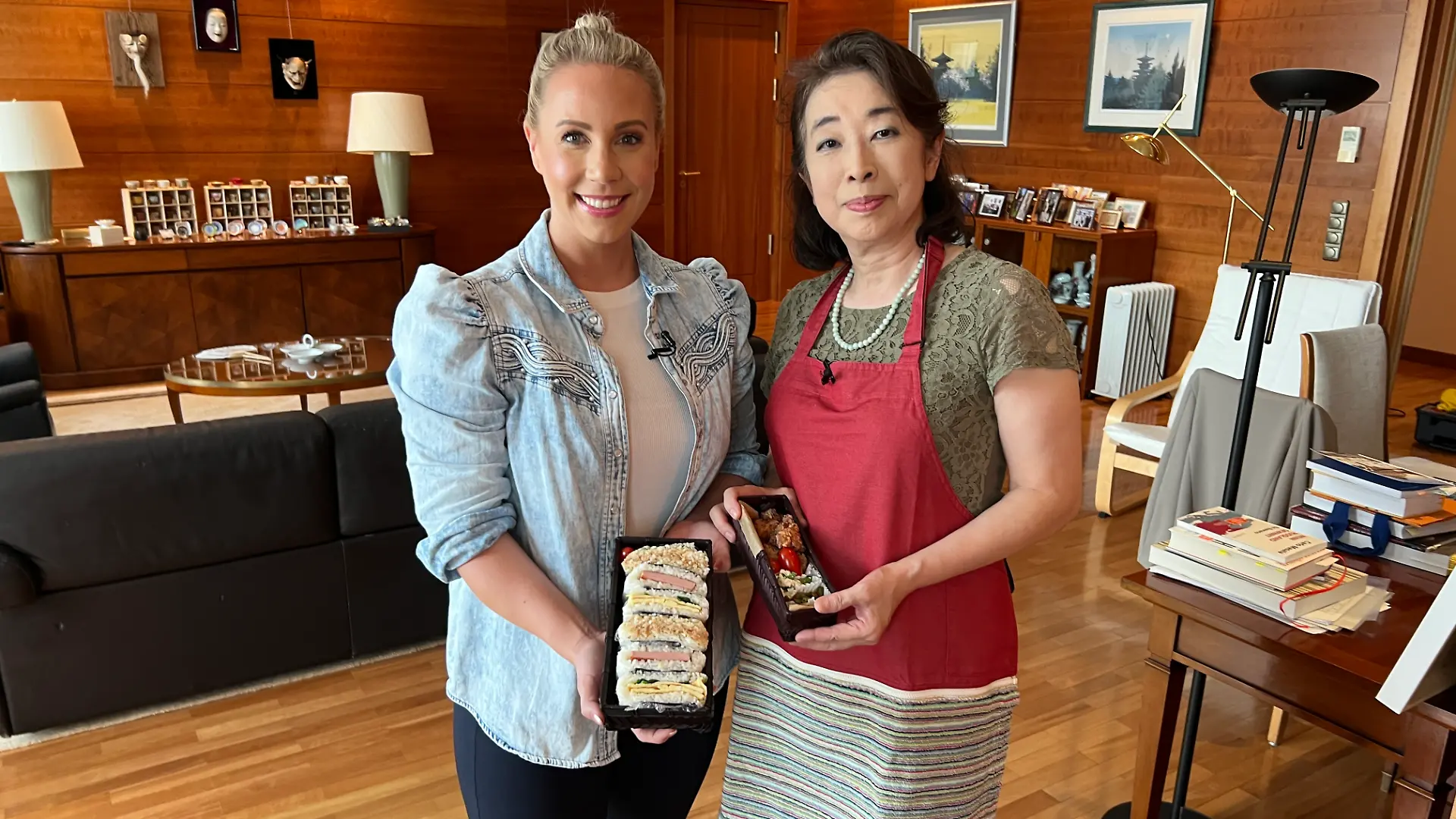 RTL-Reporterin Janina Beck hat mit der japanischen Botschafterin Mitsuko Shino gekocht.