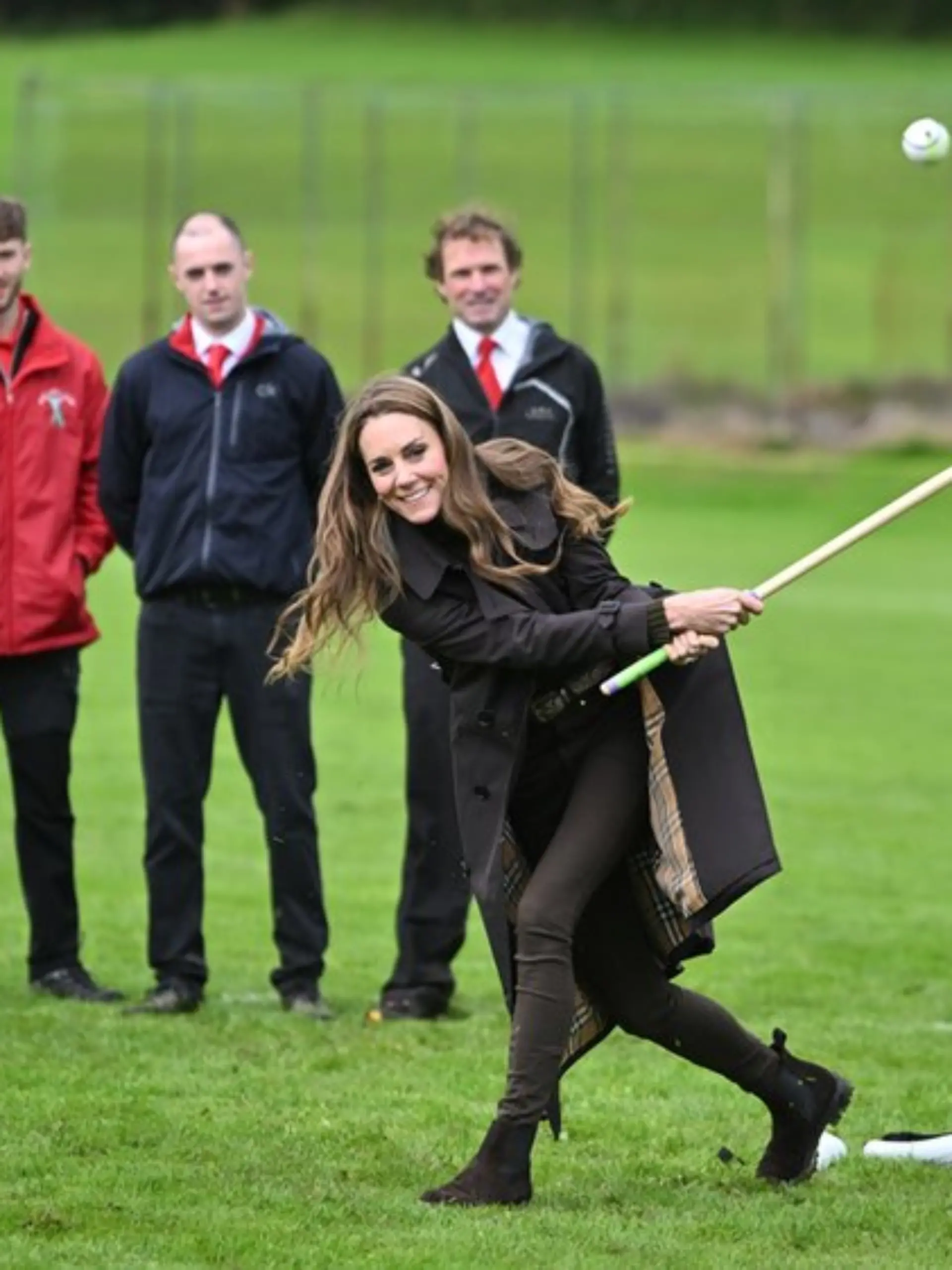 Prinzessin Kate hat sich an der keltischen Sportart Shinty versucht.