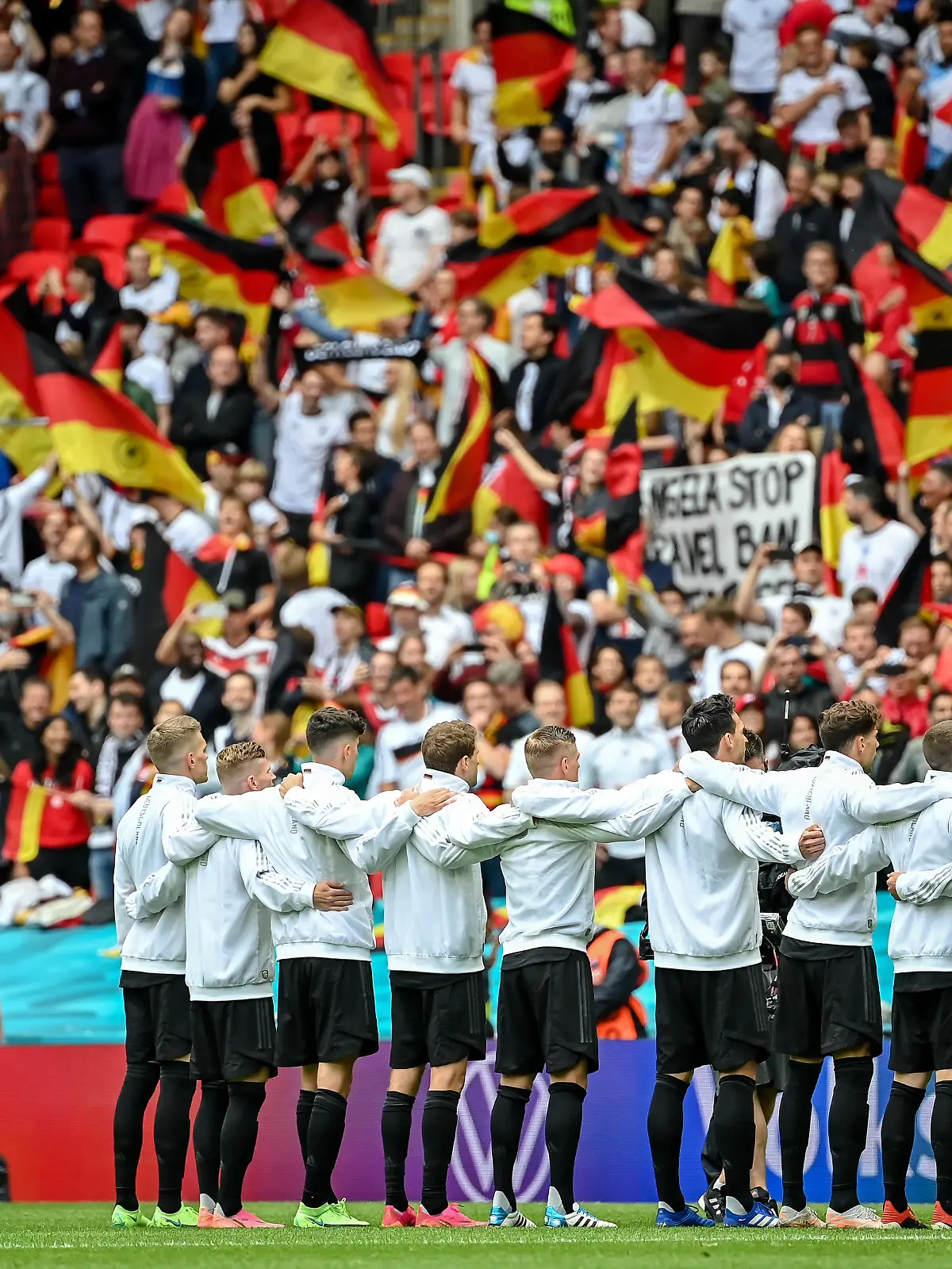 Das DFB-Team bei der deutschen Hymne