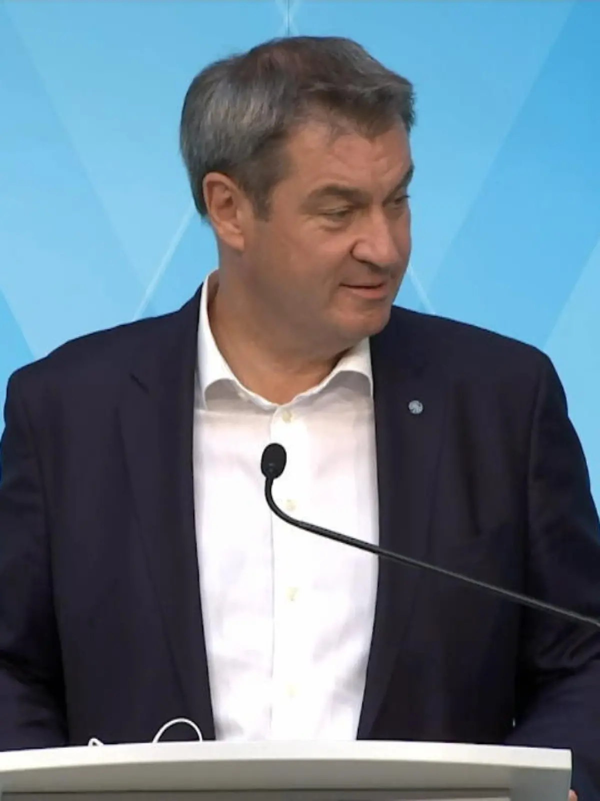 Als ein Journalist fragt, ob das Kabinett schon geimpft ist, richtet sich Söder direkt an seinen Stellvertreter und bittet ihn, zu sagen, warum er nicht geimpft wurde bislang.