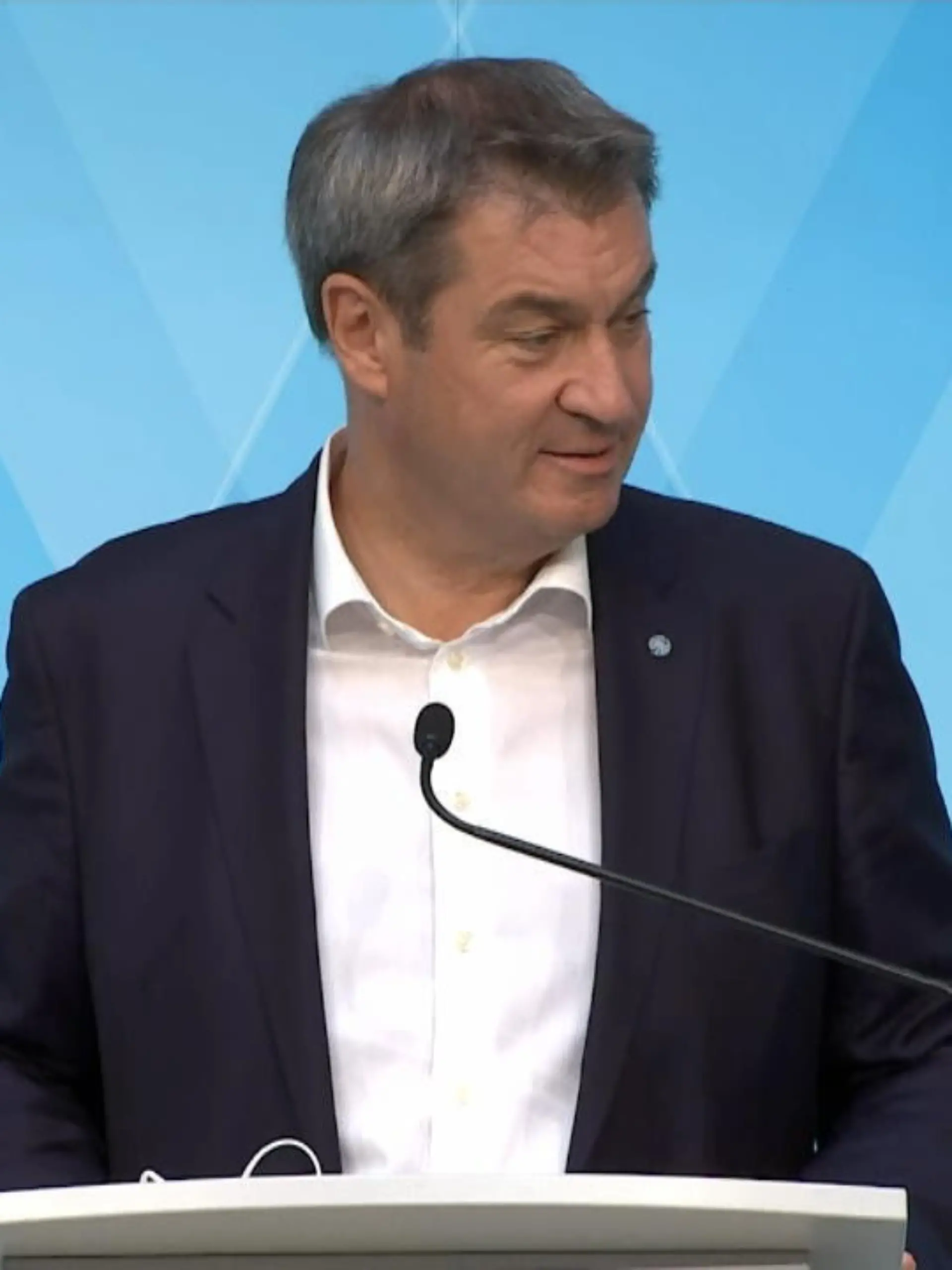 Als ein Journalist fragt, ob das Kabinett schon geimpft ist, richtet sich Söder direkt an seinen Stellvertreter und bittet ihn, zu sagen, warum er nicht geimpft wurde bislang.
