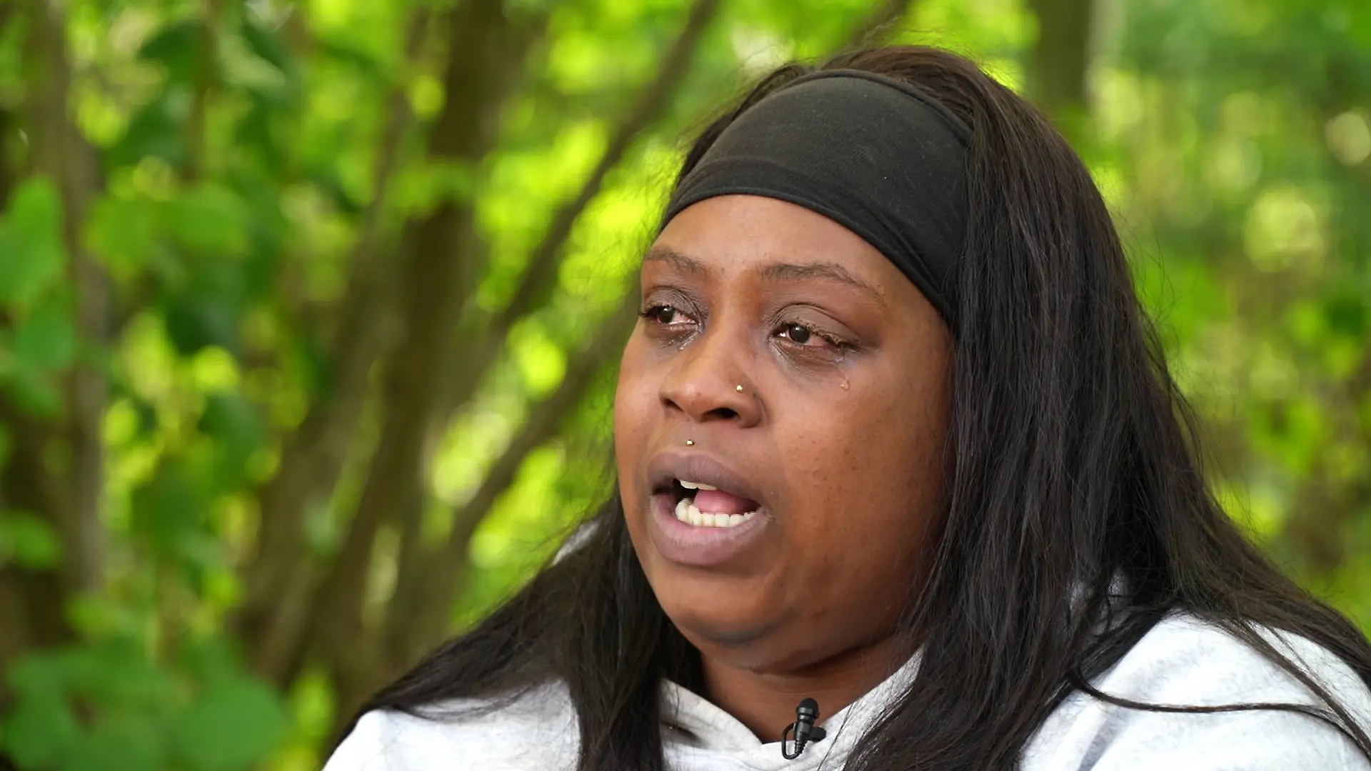Priscille wird nur 26 Jahre alt. Nach einer psychischen Krise stirbt die junge Frau in der LVR-Klinik Köln, während sie an ein Bett fixiert ist. Ihre Schwester Naomi erhebt bei RTL schwere Vorwürfe – und auch zwei Klinik-Insider berichten von Problemen im Arbeitsalltag.
