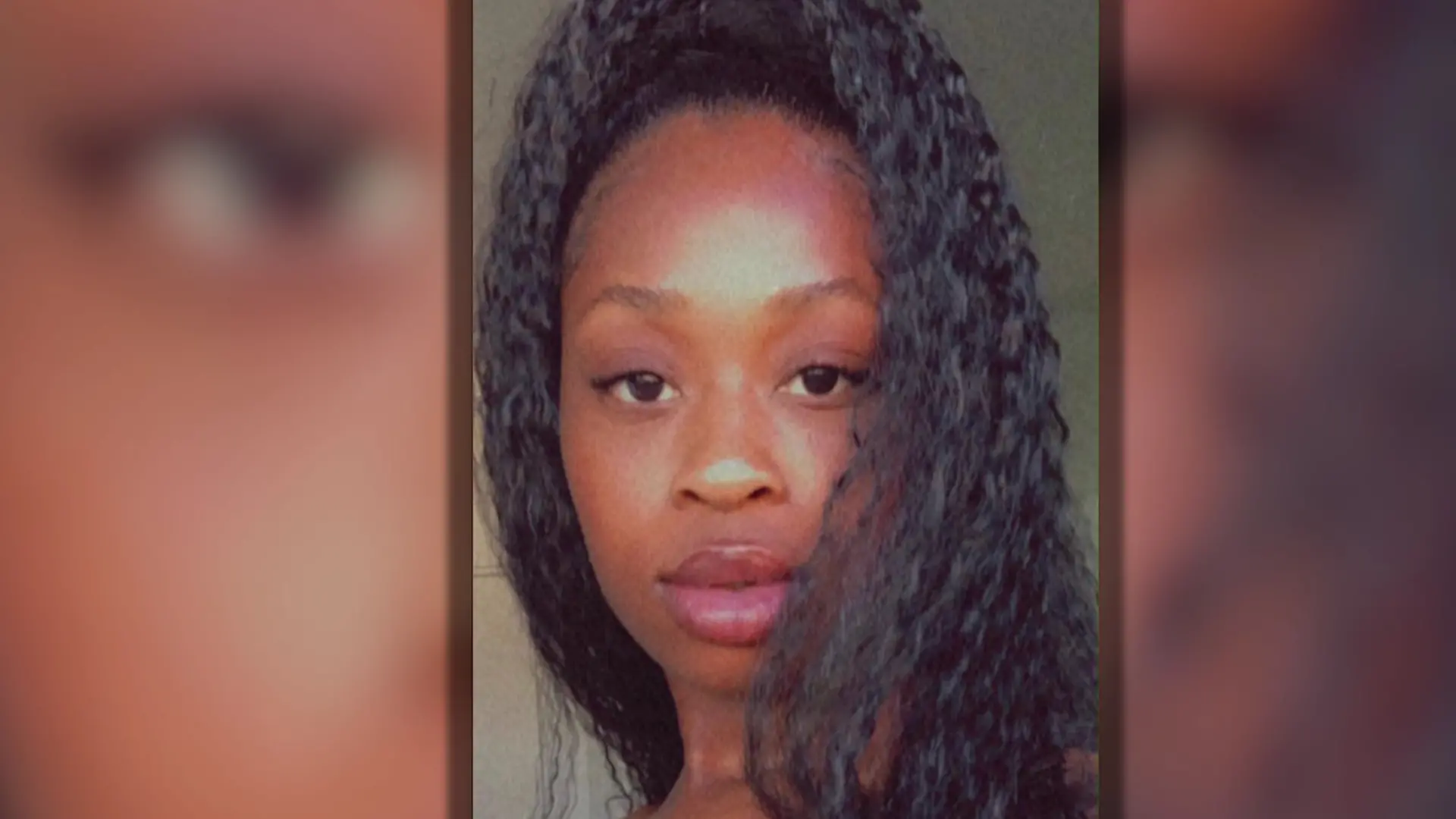 Priscille wird nur 26 Jahre alt. Nach einer psychischen Krise stirbt die junge Frau in der LVR-Klinik Köln, während sie an ein Bett fixiert ist. Ihre Schwester Naomi erhebt bei RTL schwere Vorwürfe – und auch zwei Klinik-Insider berichten von Problemen im Arbeitsalltag.