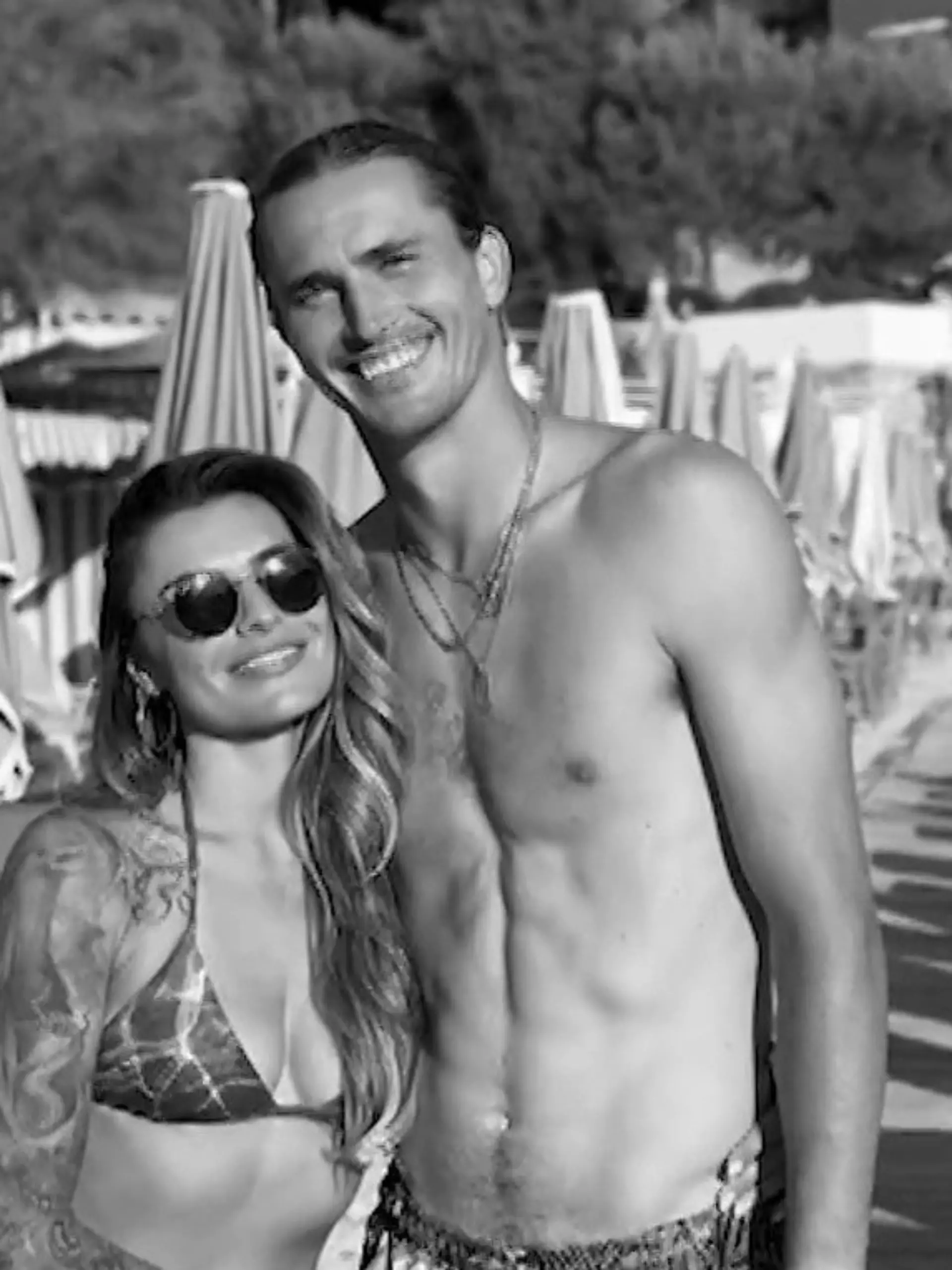 Bild zu: "Endlich wieder vereint! Alexander Zverev und Sophia Thomalla im Urlaub auf Kuschel-Kurs"