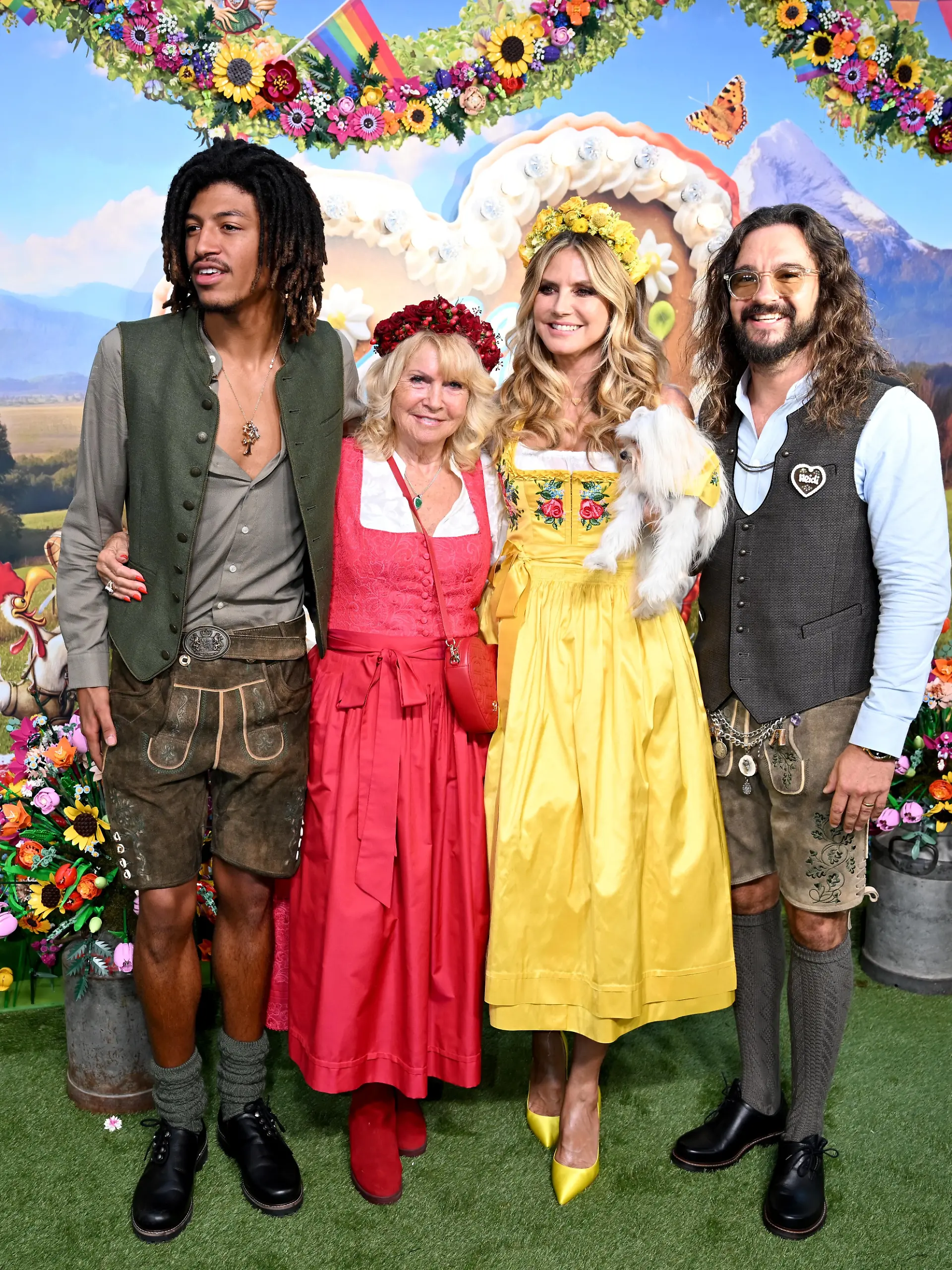 Henry Samuel (l-r), Erna Klum, Heidi Klum und Tom Kaulitz stehen beim „HeidiFest” auf dem roten Teppich im Hofbräuhaus. Gemeinsam mit ihrer Familie und geladenen Gästen eröffnet Klum die Oktoberfest-Saison.