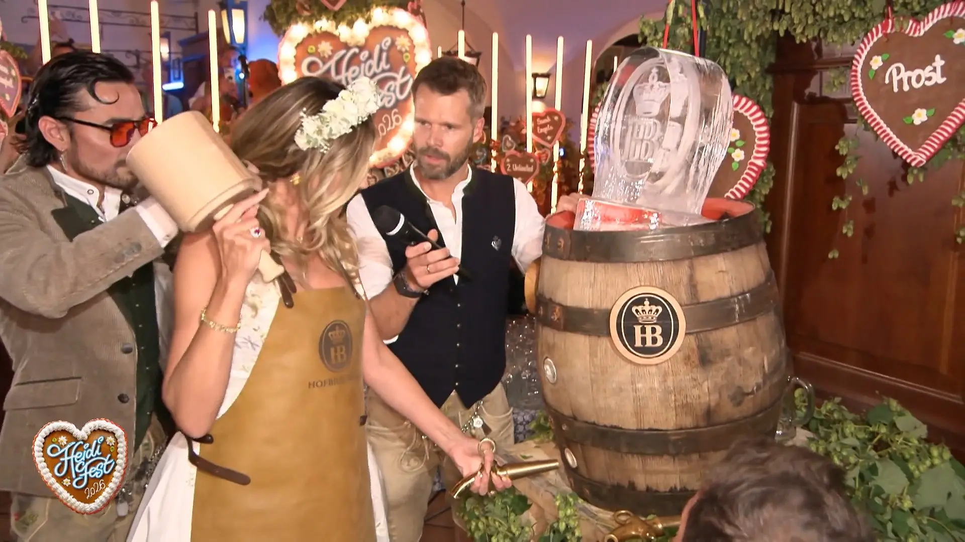 Heidi Klum eröffnet ihr „HeidiFest“ mit dem Bieranstich Oans, zwoa, drei – jetzt wird gefeiert!