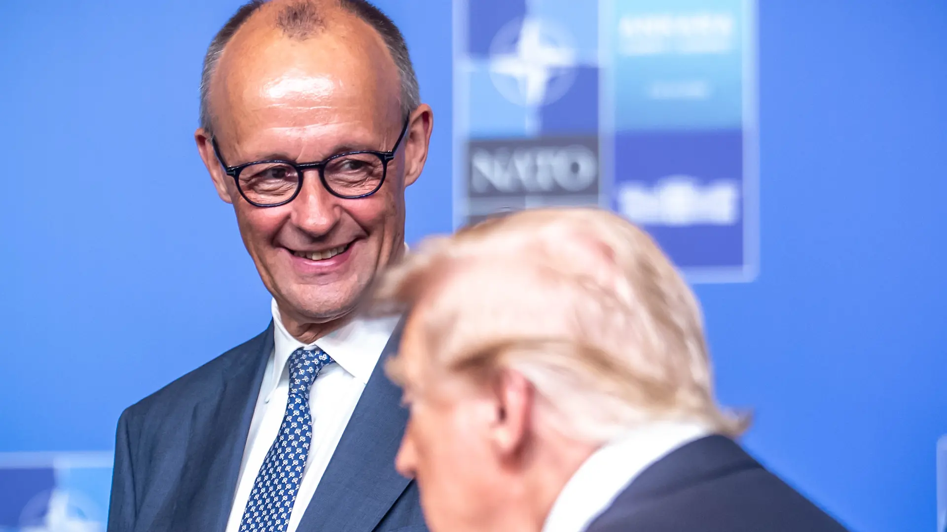 Bundeskanzler Friedrich Merz (CDU) steht beim Familienfoto hinter US-Präsident Donald Trump, beim Nato Gipfel dem Treffen des Nordatlantikrats auf Ebene der Staats- und Regierungschefs.