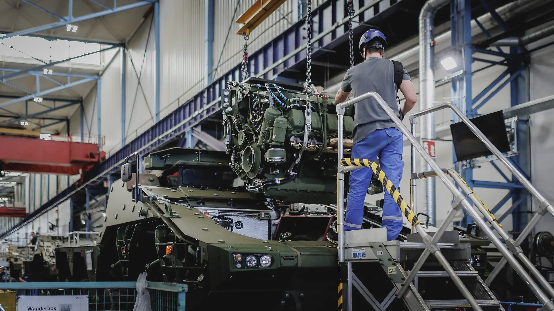Ein Arbeiter in der Produktionsstrasse des Gepanzerten Transport-Kraftfahrzeugs GTK Boxer, aufgenommen im Rahmen eines Werksbesuchs bei Rheinmetall in Kassel, 27.08.2026.