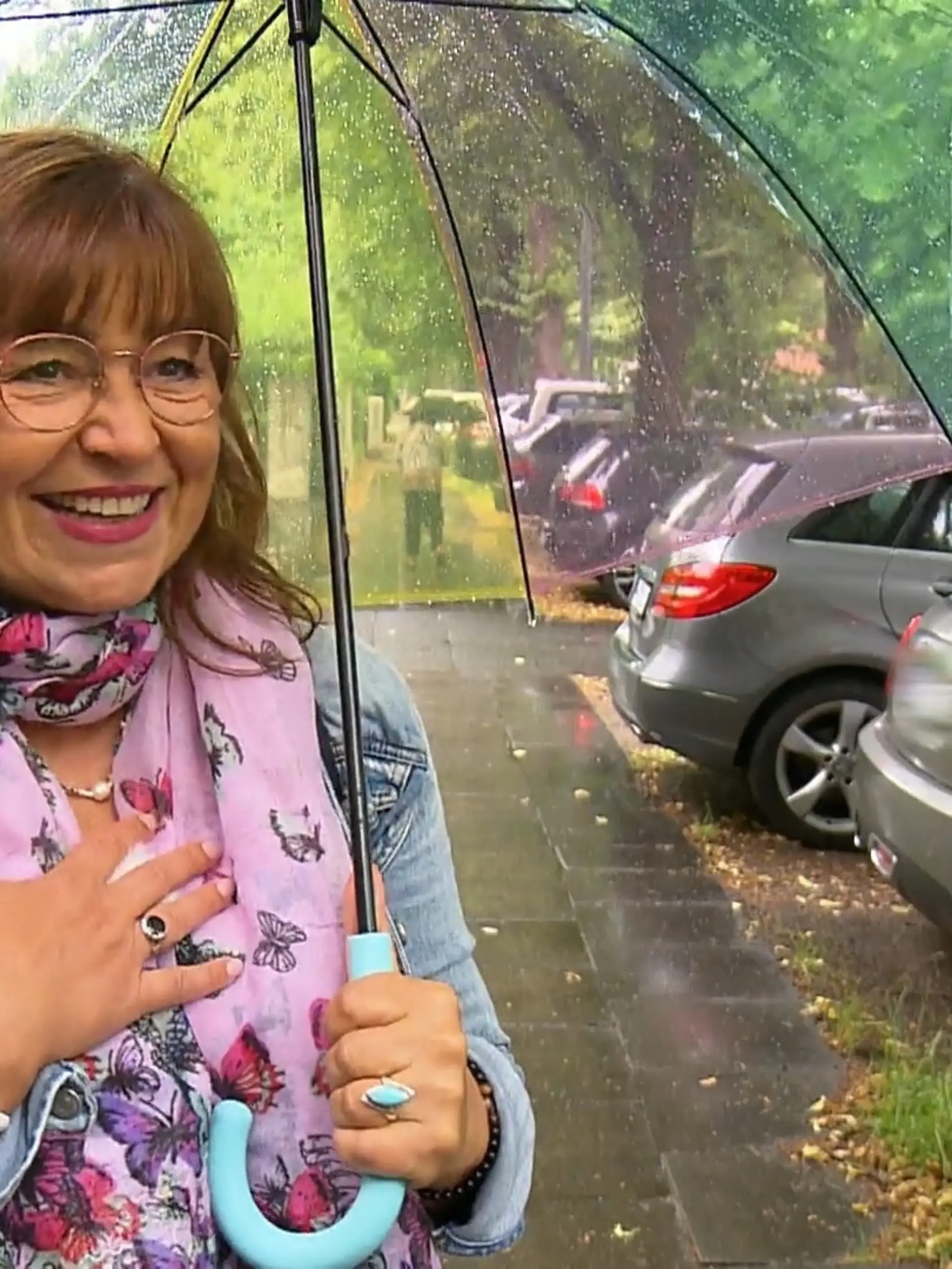 Bild zu: "Märy startet voller Energie in ihren Shopping-Tag"