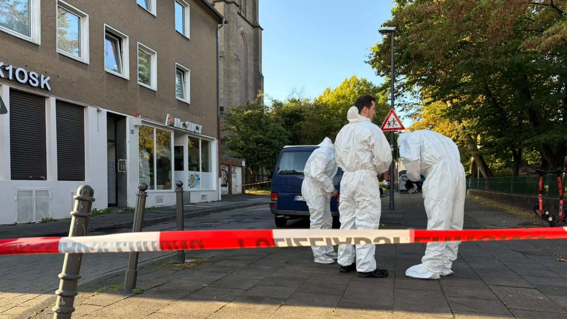Die Spurensicherung ist in Köln-Mülheim im Einsatz