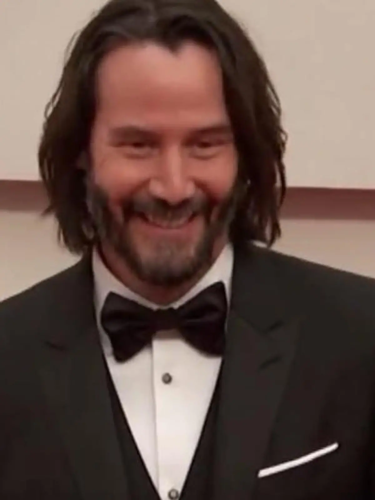 Bild zu: "Keanu Reeves: Action-Star trägt Haarspangen"