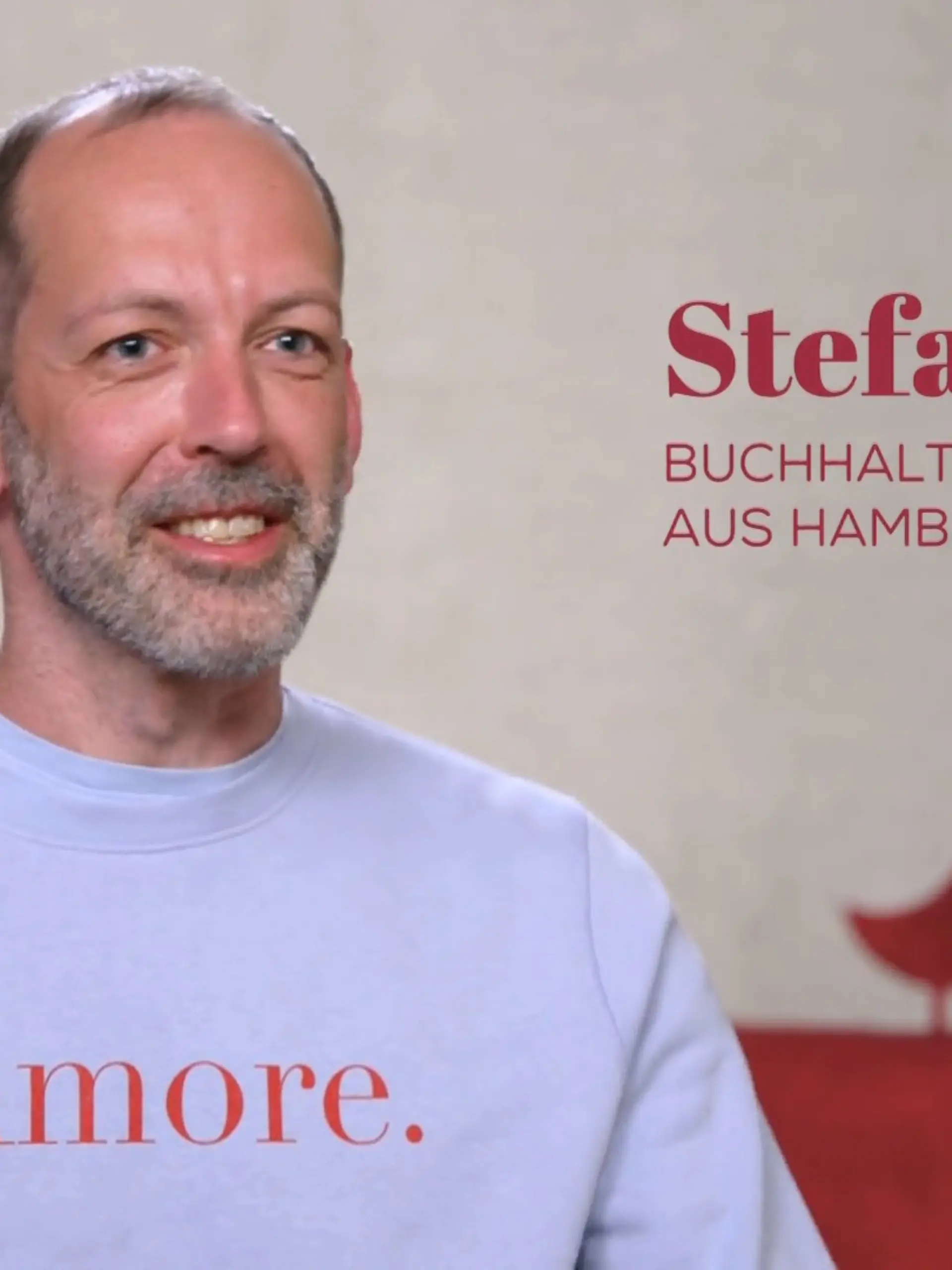 Bild zu: "Stefan trägt "Amore" auf seinem Shirt"