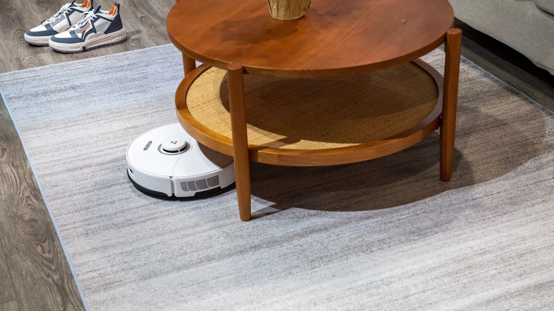 Runde Sache - wenn der Saug-Wisch-Roboter unter den Möbeln durchkommt.