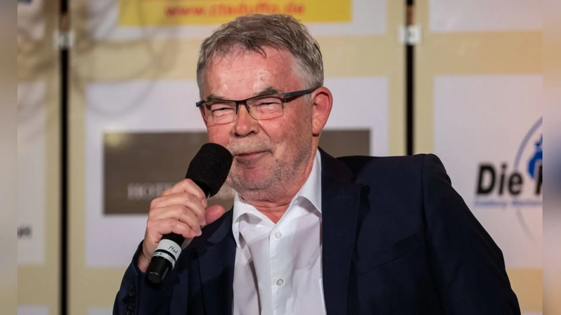 Klemmt sich für Schalke noch einmal hinter das Kommentatoren-Mikro: Manfred "Manni" Breuckmann.
