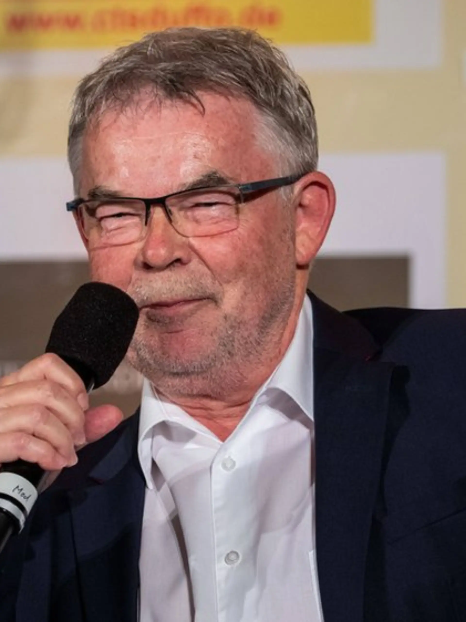 Klemmt sich für Schalke noch einmal hinter das Kommentatoren-Mikro: Manfred "Manni" Breuckmann.