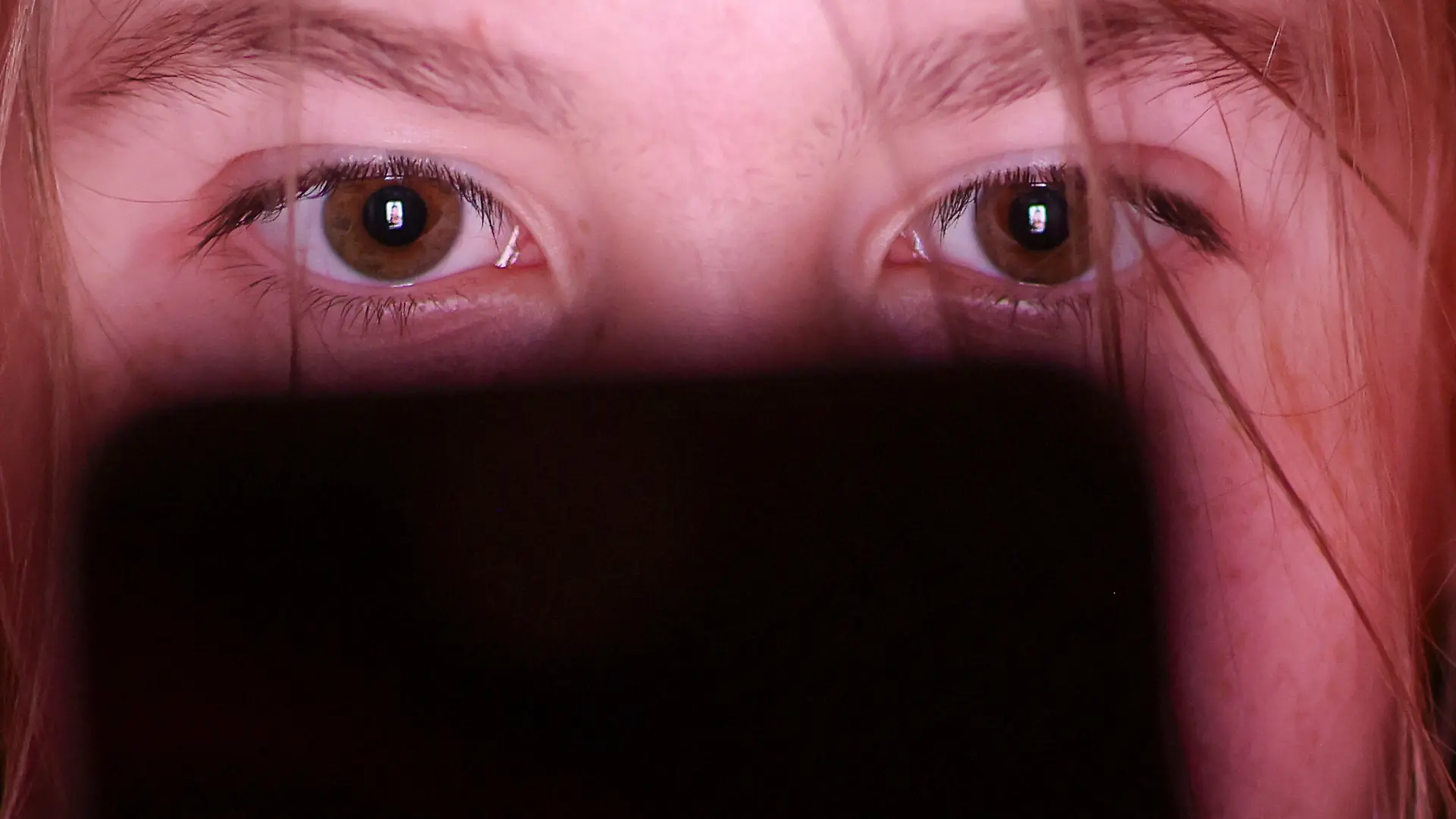 Ein Mädchen schaut auf ein Smartphone. (zu dpa: «Was im Klassenchat landet und warum das Probleme macht») +++ dpa-Bildfunk +++