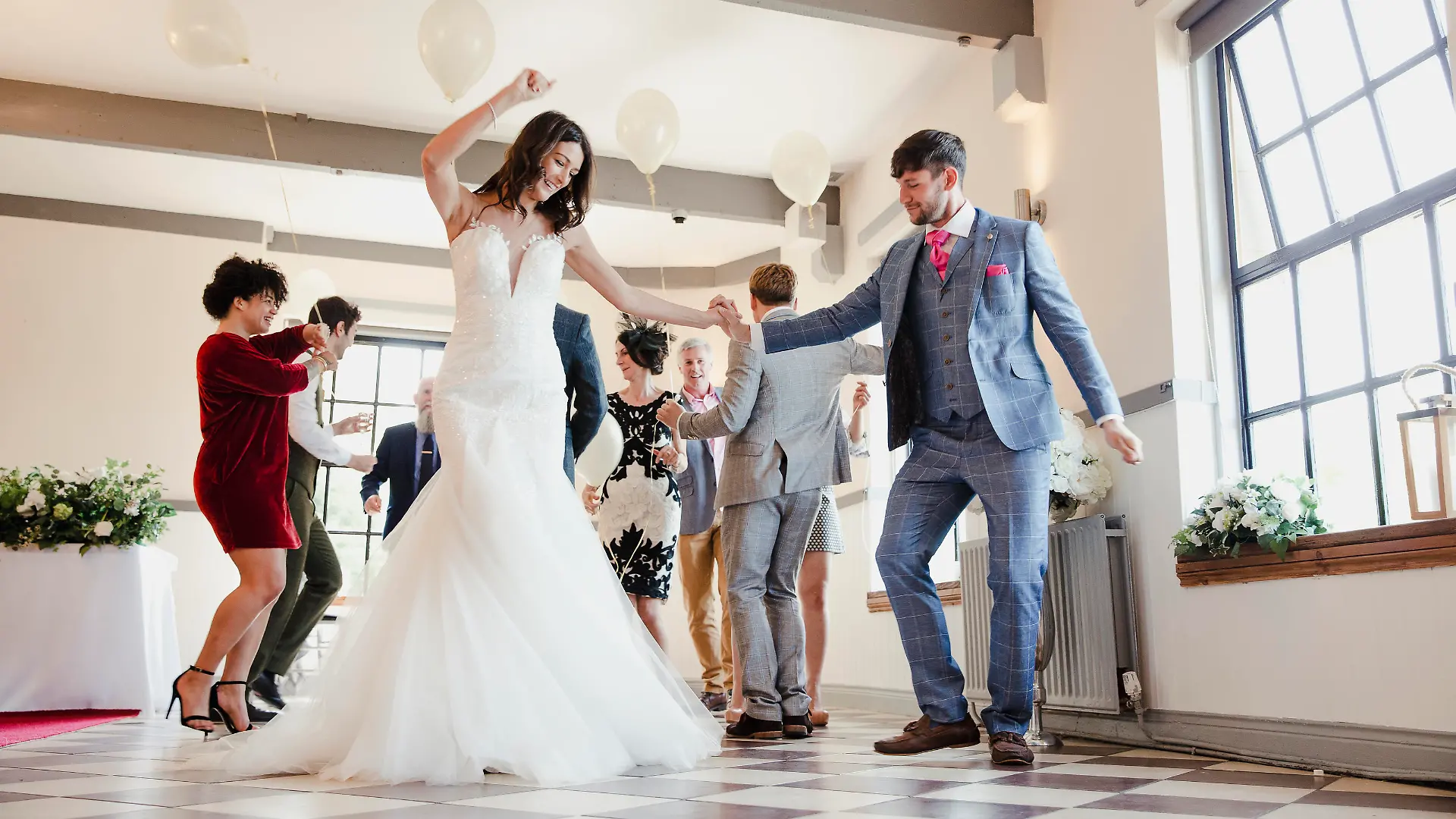 Ein Brautpaar tanzt gemeinsam auf ihrer Hochzeit und scheint Spaß zu haben.