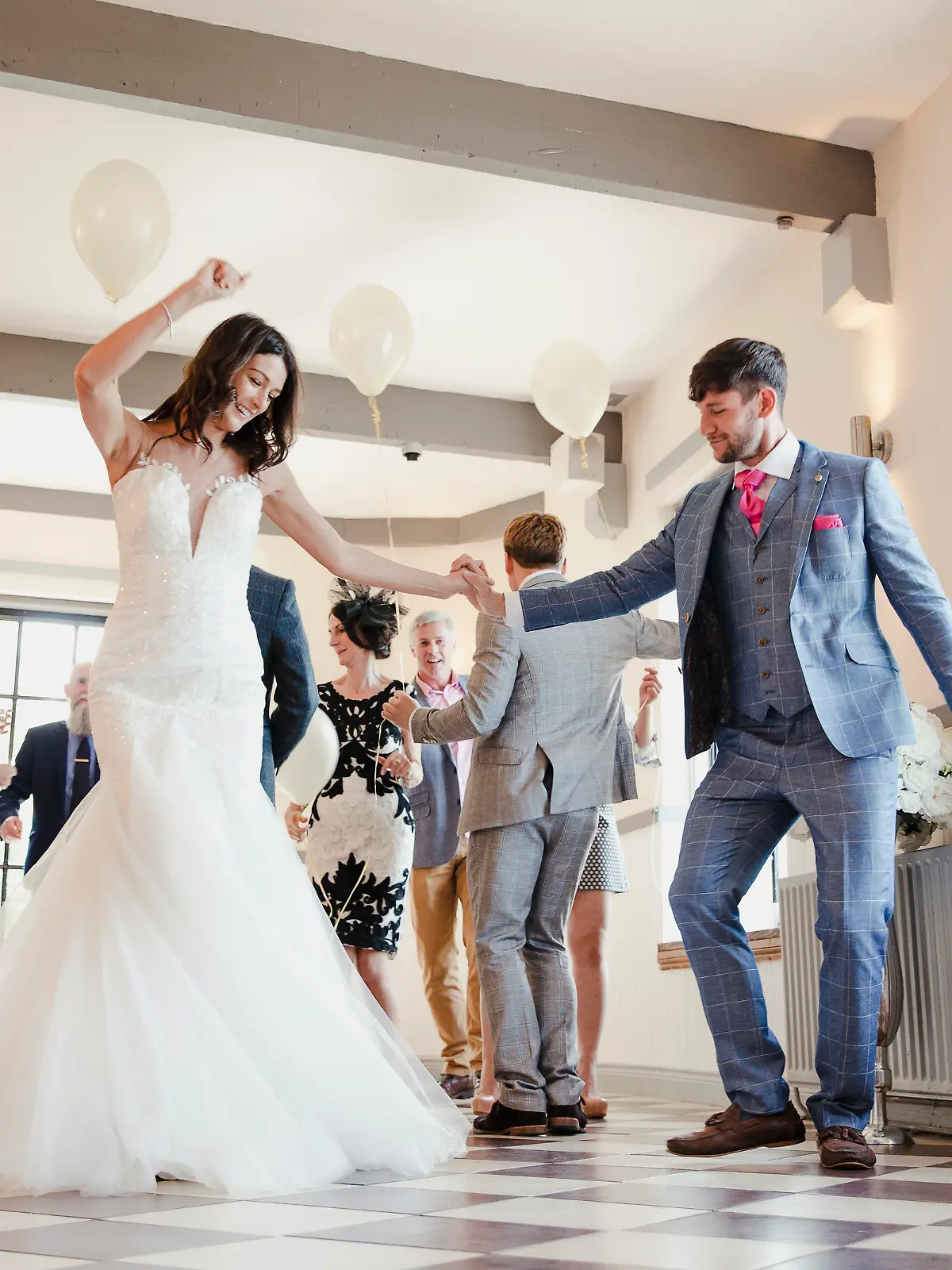 Ein Brautpaar tanzt gemeinsam auf ihrer Hochzeit und scheint Spaß zu haben.
