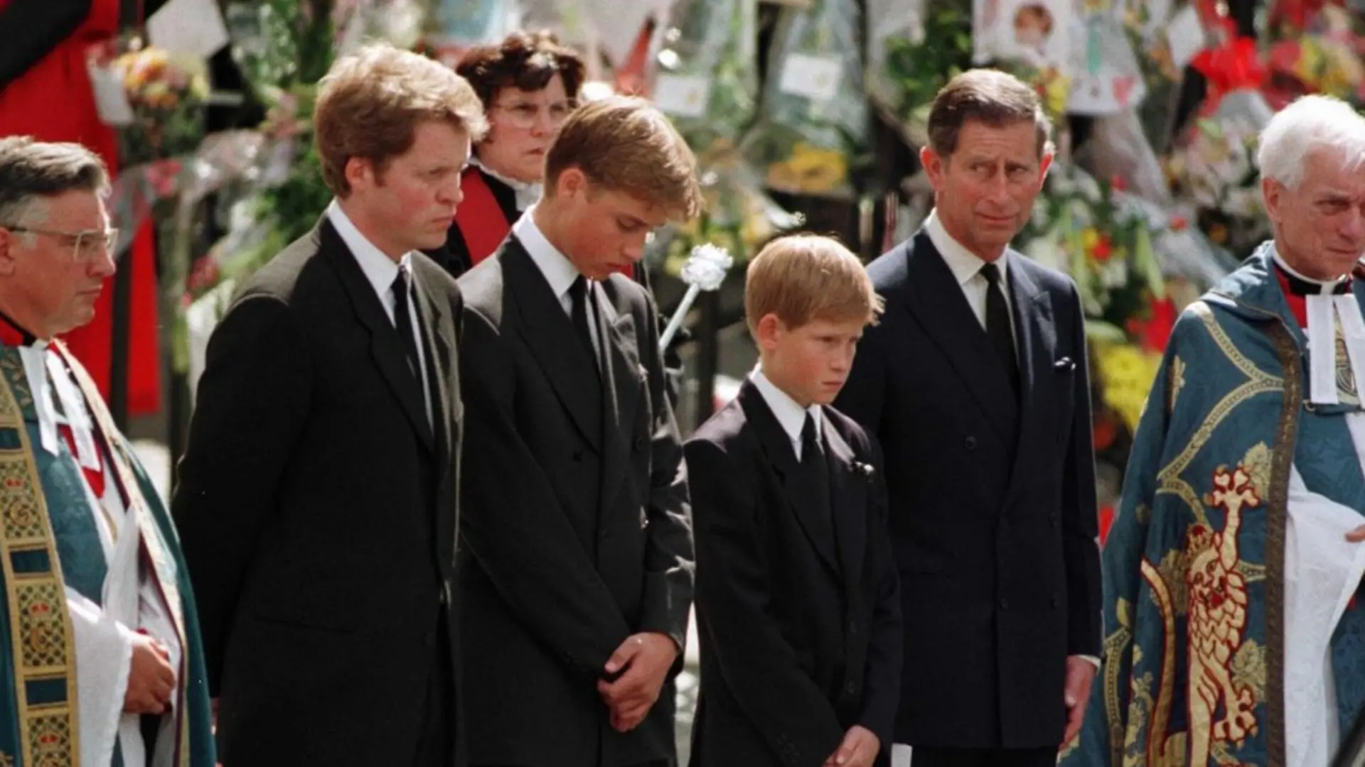 Charles Spencer, William, Harry und der damalige Prinz Charles (v.l.) 1997 beim Trauerzug für Prinzessin Diana.