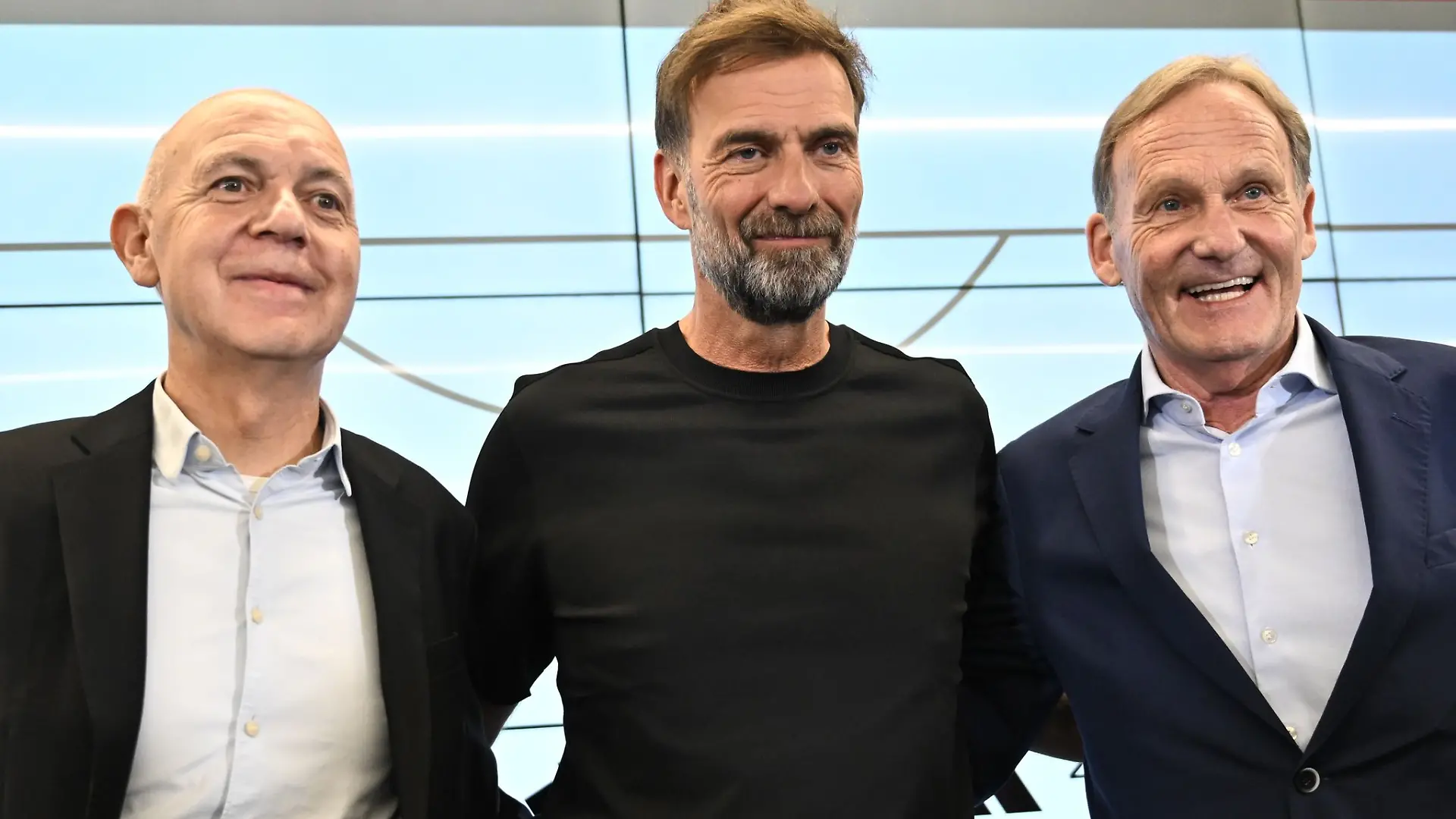 DFB-Vizepräsident Hans-Joachim Watzke (r) mit Bundestrainer Jürgen Klopp (M) DFB-Präsident Bernd Neuendorf. (Archivbild)