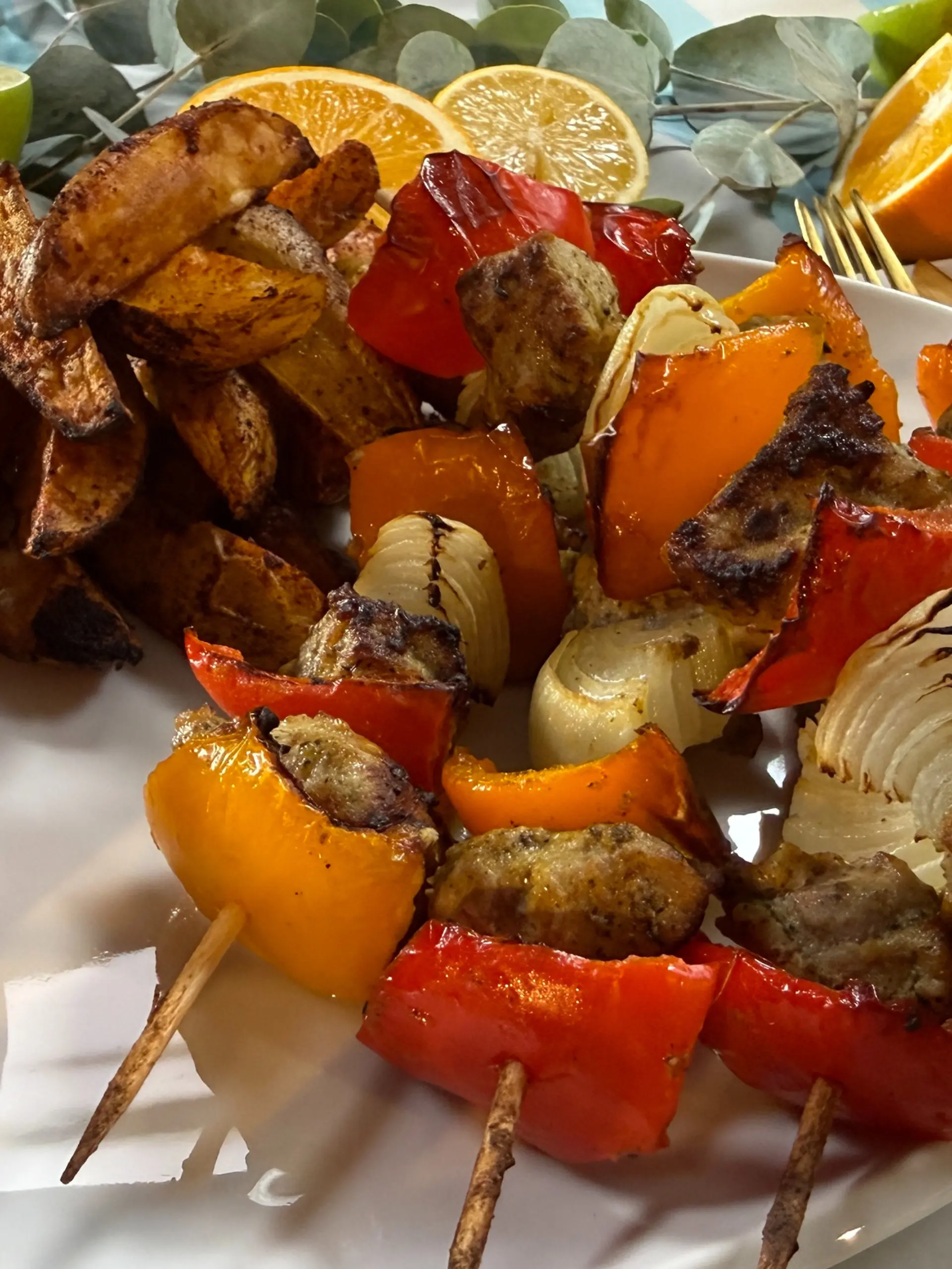 Bild zu: "Würzige Schaschlikspieße mit krossen Kartoffel-Wedges"