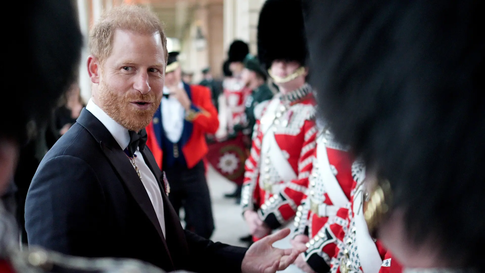 Der britische Prinz Harry unterhält sich mit Mitgliedern der Irish Guards’ Band bei seiner Ankunft zur ersten Verleihung der «Invictus Spirit Awards». Mit den Auszeichnungen werden Personen, Organisationen und Gemeinschaften gewürdigt, die die Widerstandsfähigkeit, den Dienst am Nächsten und den ungebrochenen Kampfgeist verkörpern, die das Herzstück der internationalen Invictus-Bewegung bilden. +++ dpa-Bildfunk +++