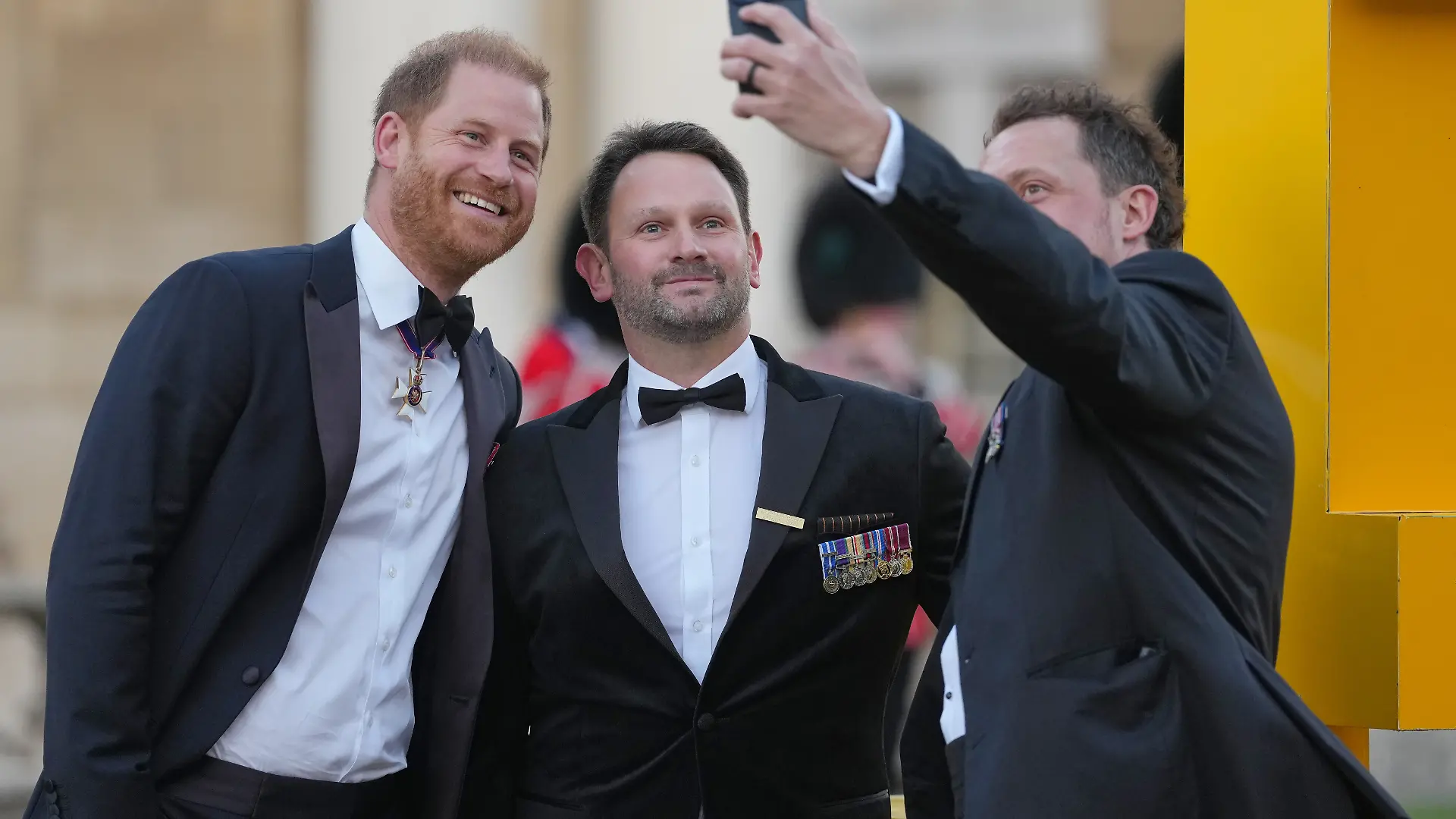 Der britische Prinz Harry (l) posiert bei seiner Ankunft bei den «Invictus Spirit Awards» in London mit ehemaligen Soldaten. +++ dpa-Bildfunk +++